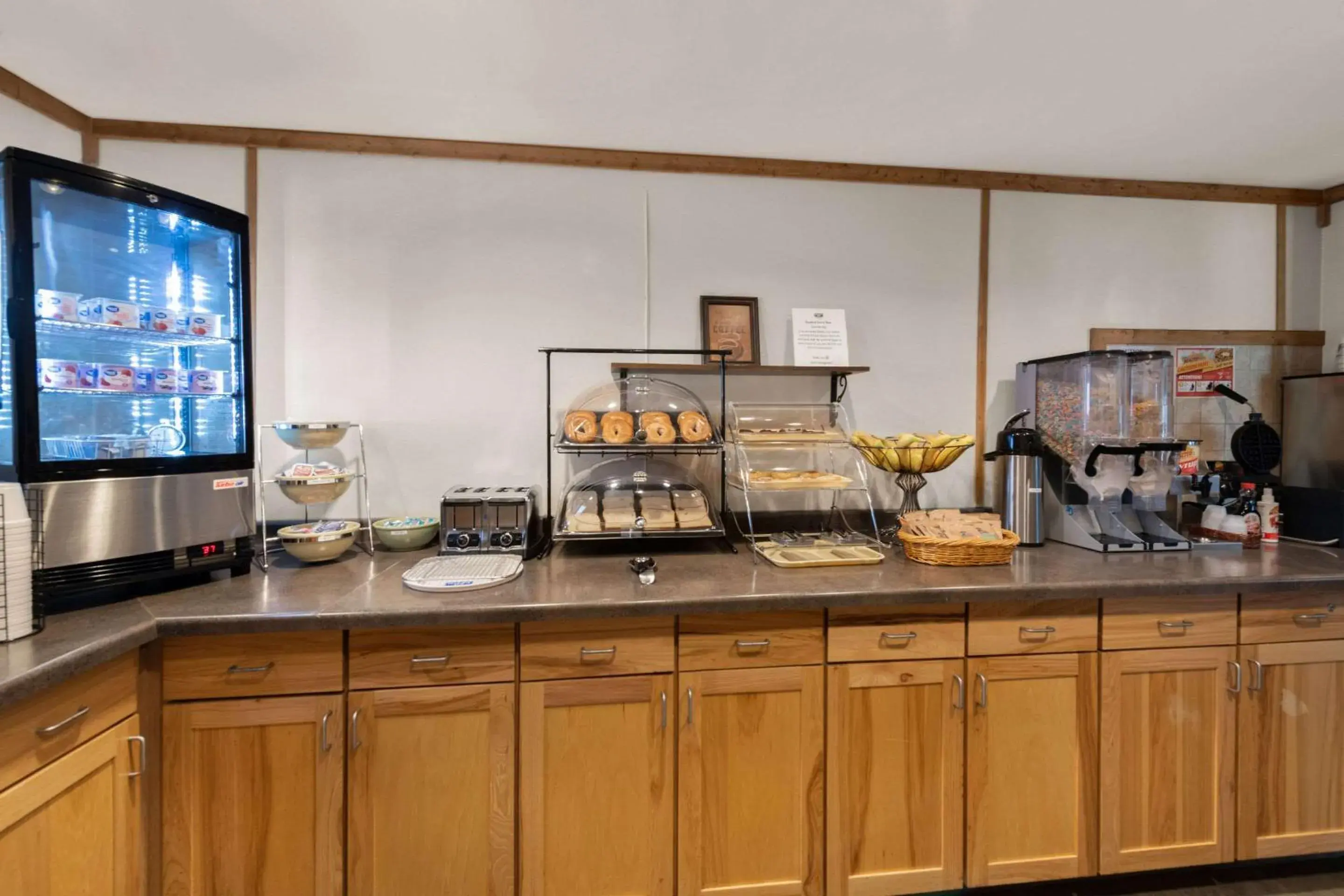 Breakfast, Kitchen/Kitchenette in Rodeway Inn & Suites