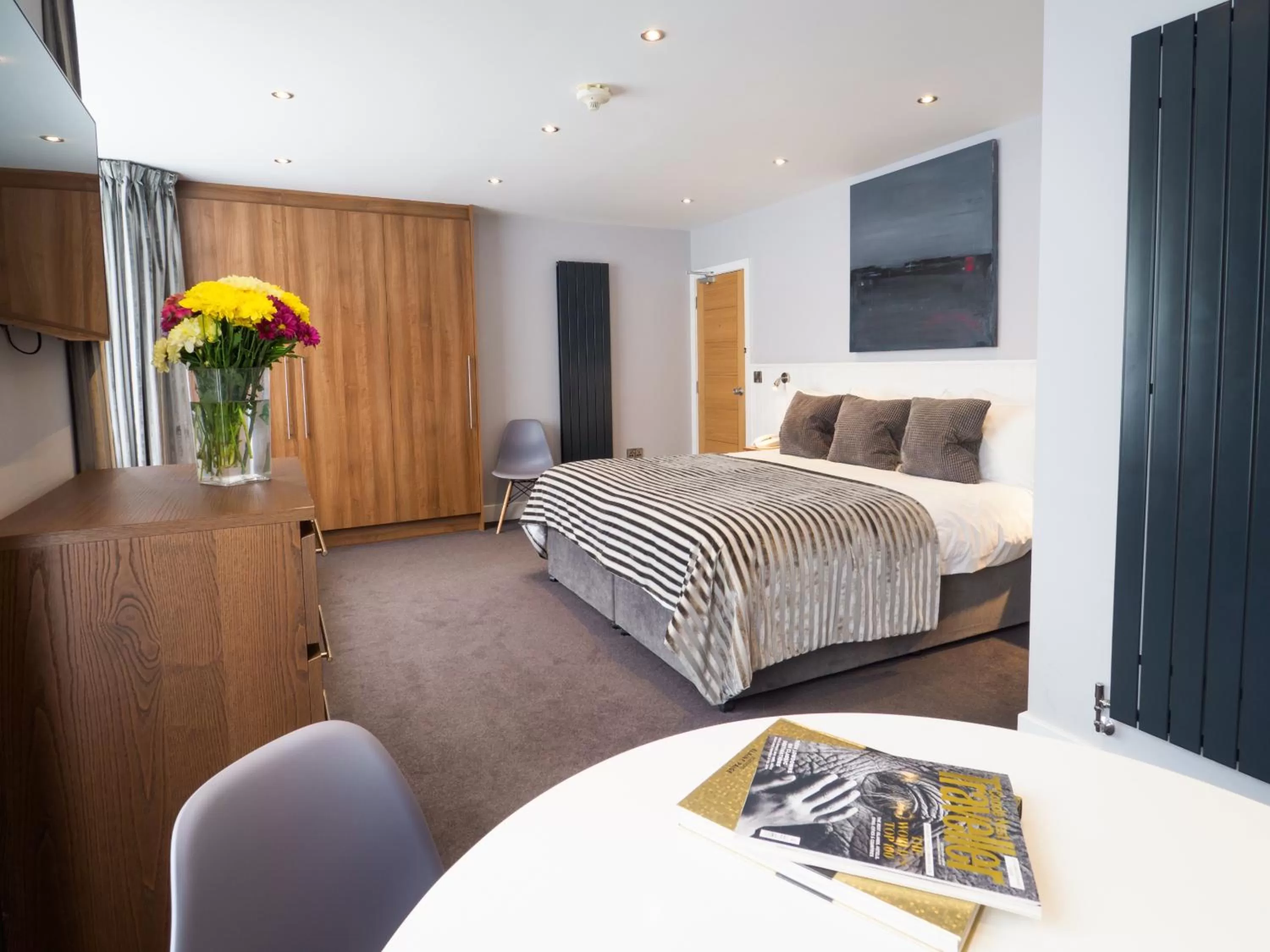 Photo of the whole room, Bed in Carlton Hotel