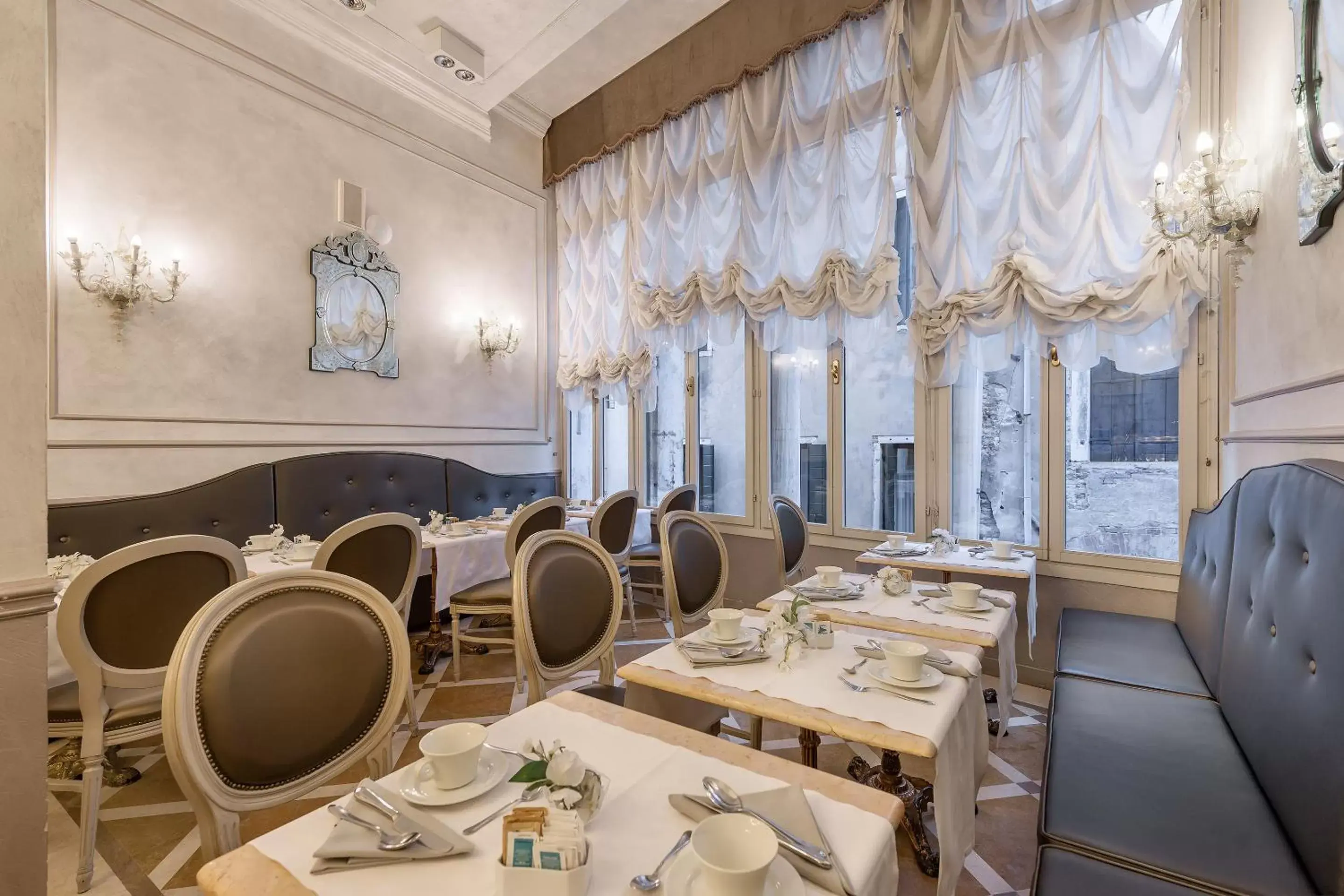 Lounge or bar in Hotel Ca' dei Conti Lounge or bar in Hotel Ca' dei Conti