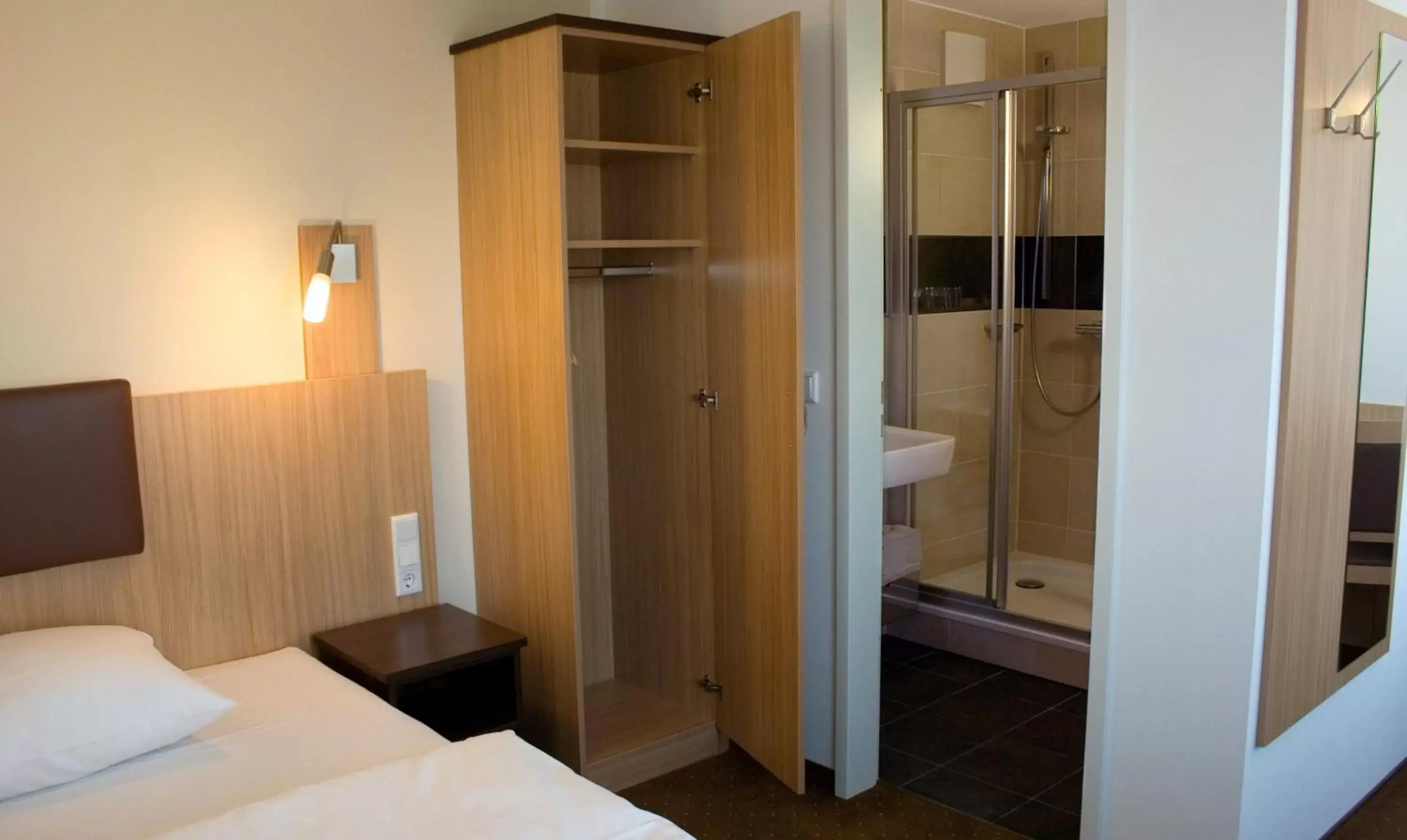 Photo of the whole room, Bathroom in Ausbildungshotel St. Theresia