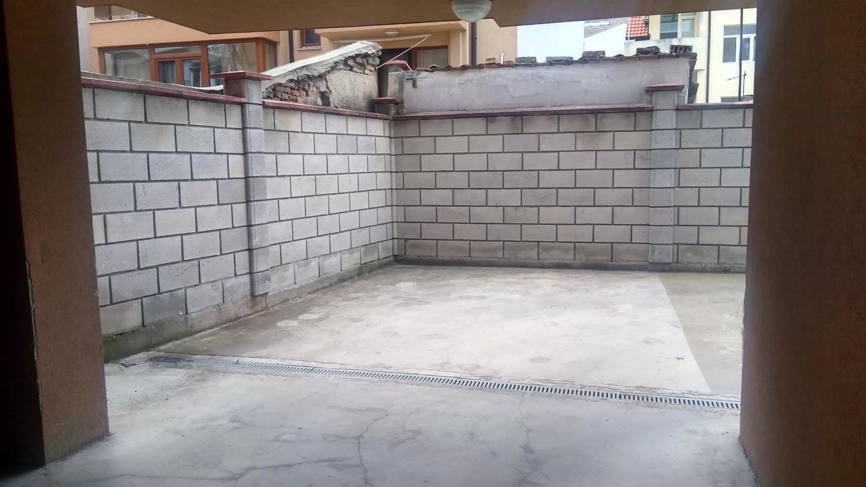 Parking in Hotel Color