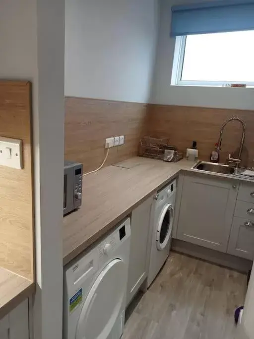 washing machine, Kitchen/Kitchenette in Private rooms with breakfast in Bishop Auckland