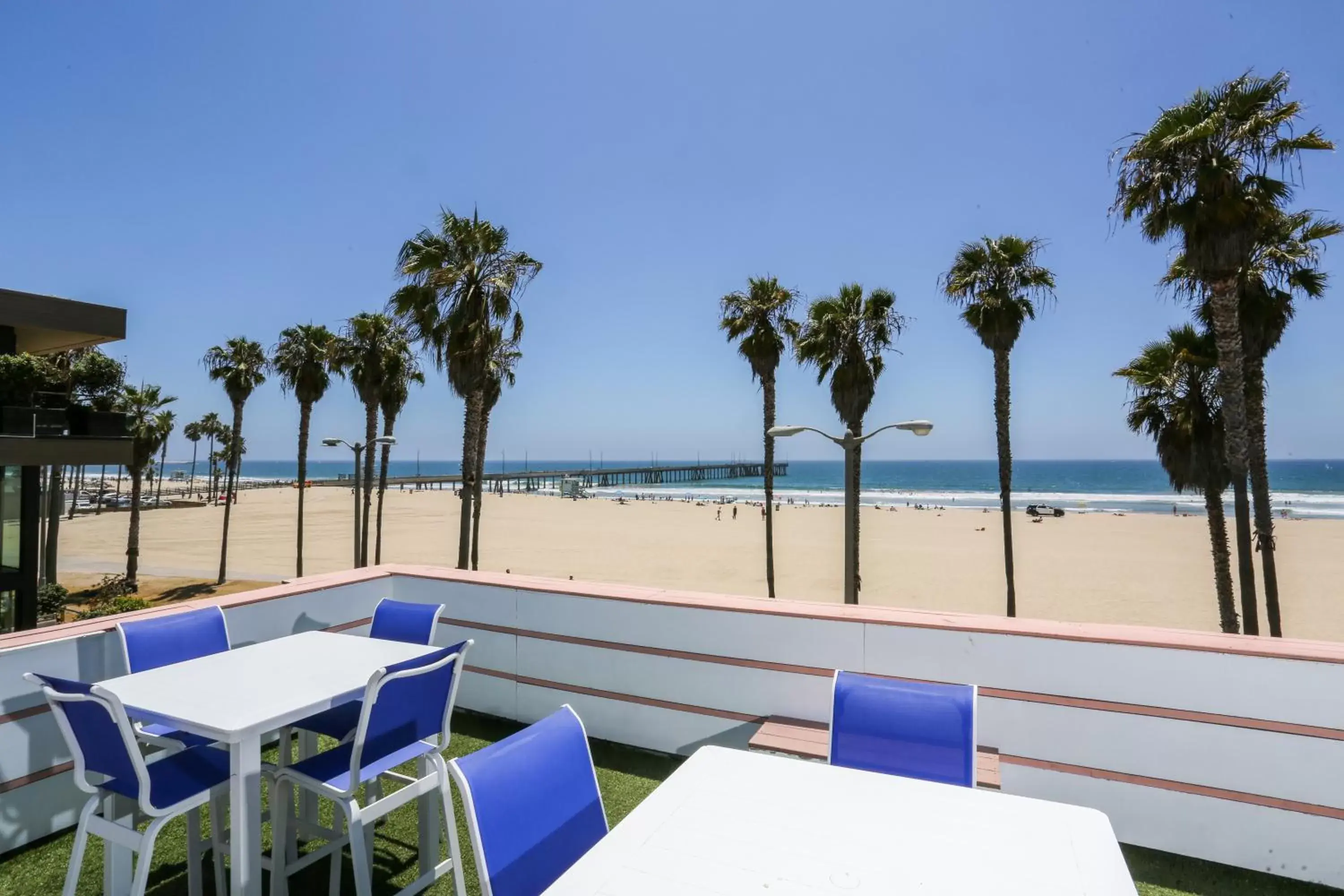Day, Restaurant/Places to Eat in Venice on the Beach Hotel