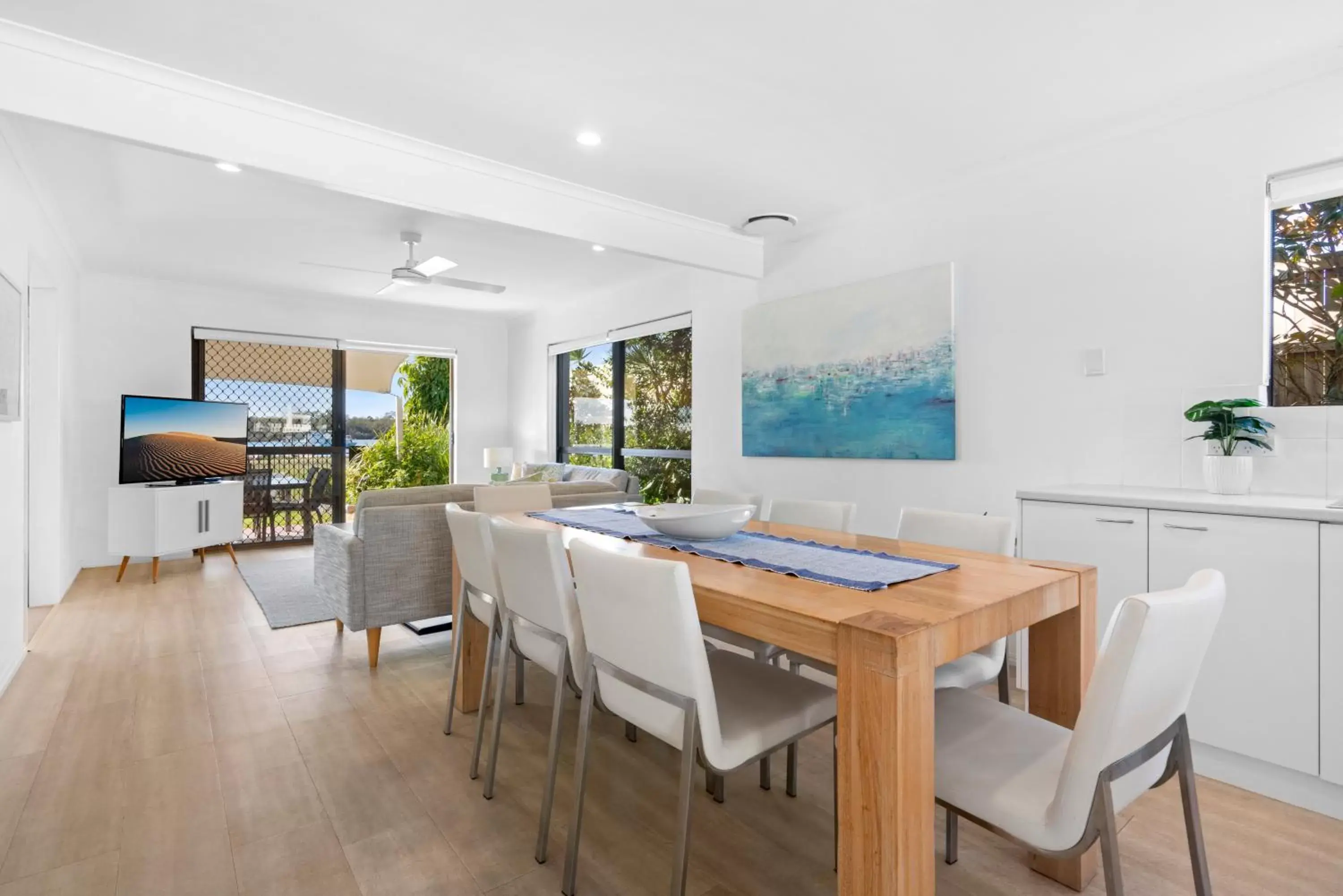 Dining Area in Cayman Quays