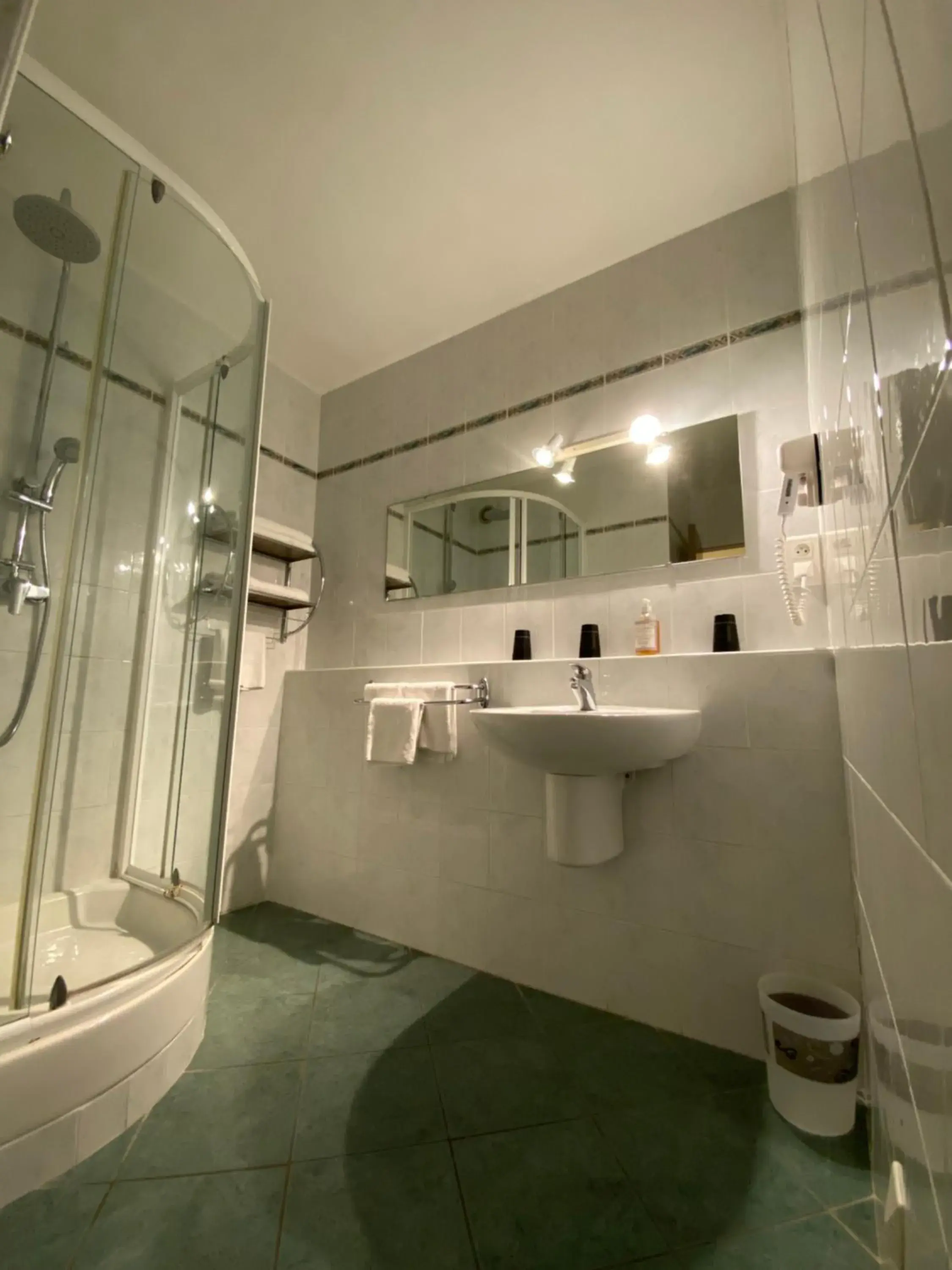 Bathroom in Logis Hotel Medieval, Montelimar Nord