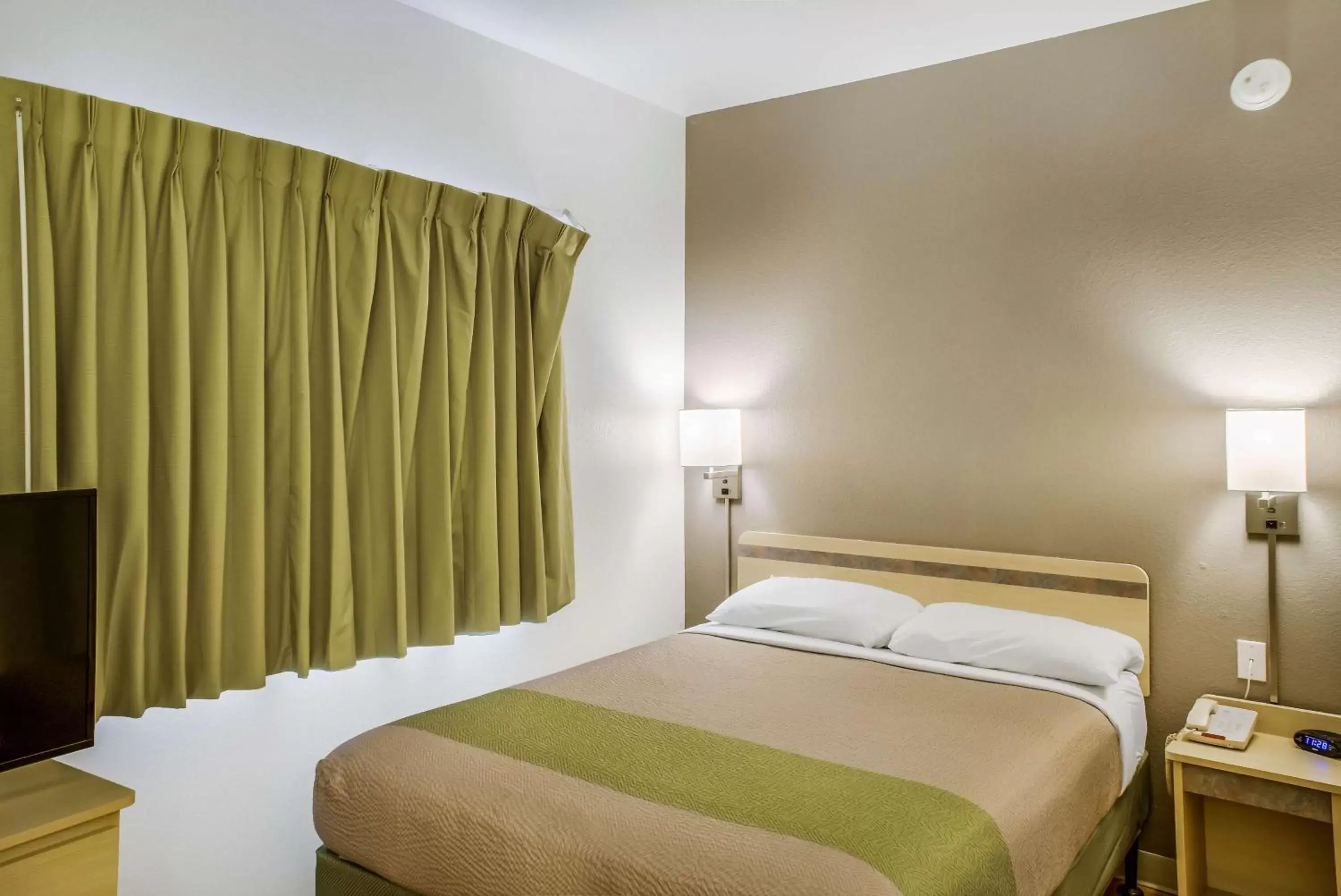 Photo of the whole room in Motel 6 Fishers, In - Indianapolis Photo of the whole room in Motel 6 Fishers, In - Indianapolis