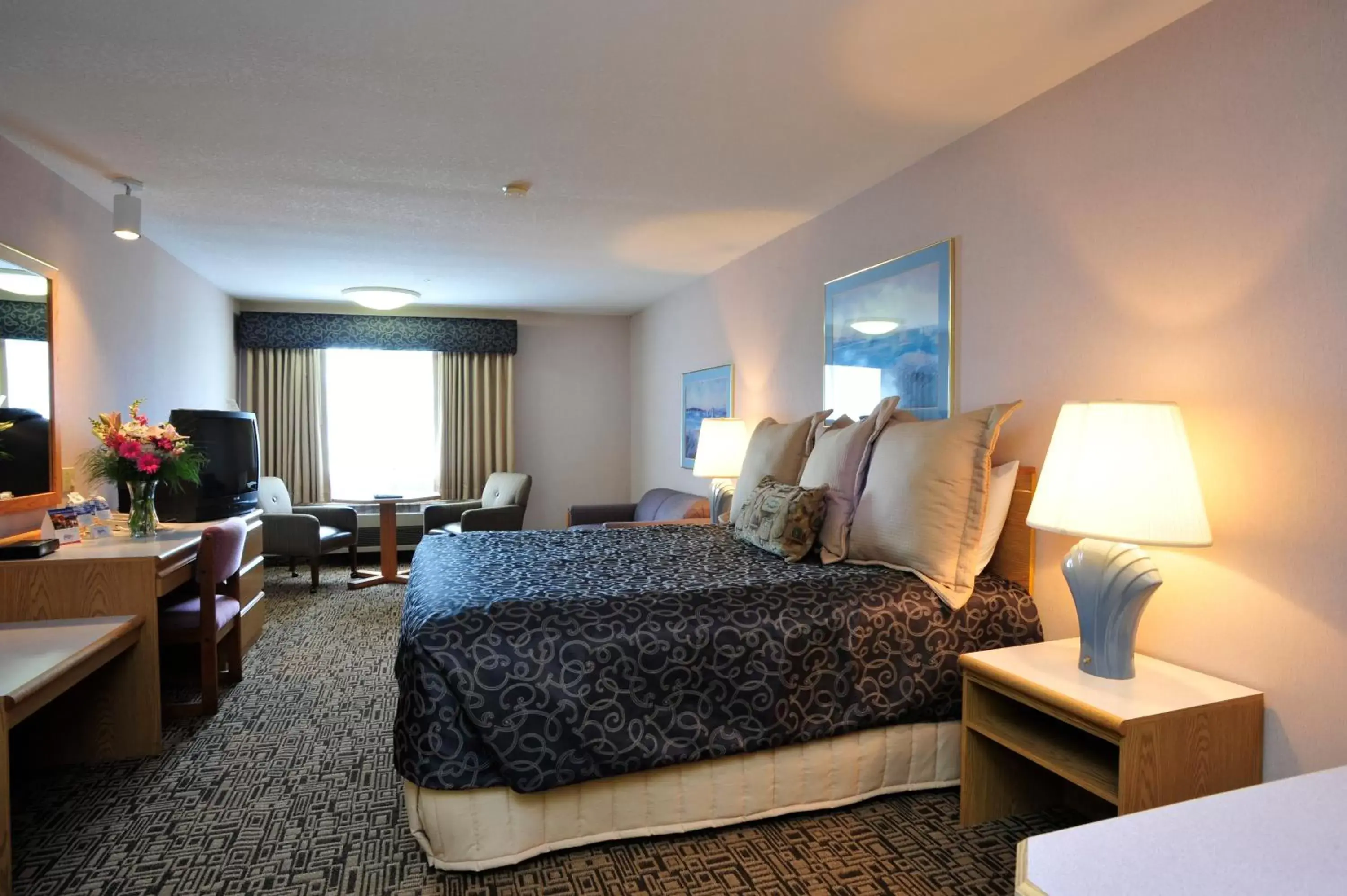 Photo of the whole room, Seating Area in Shilo Inn Suites Tillamook