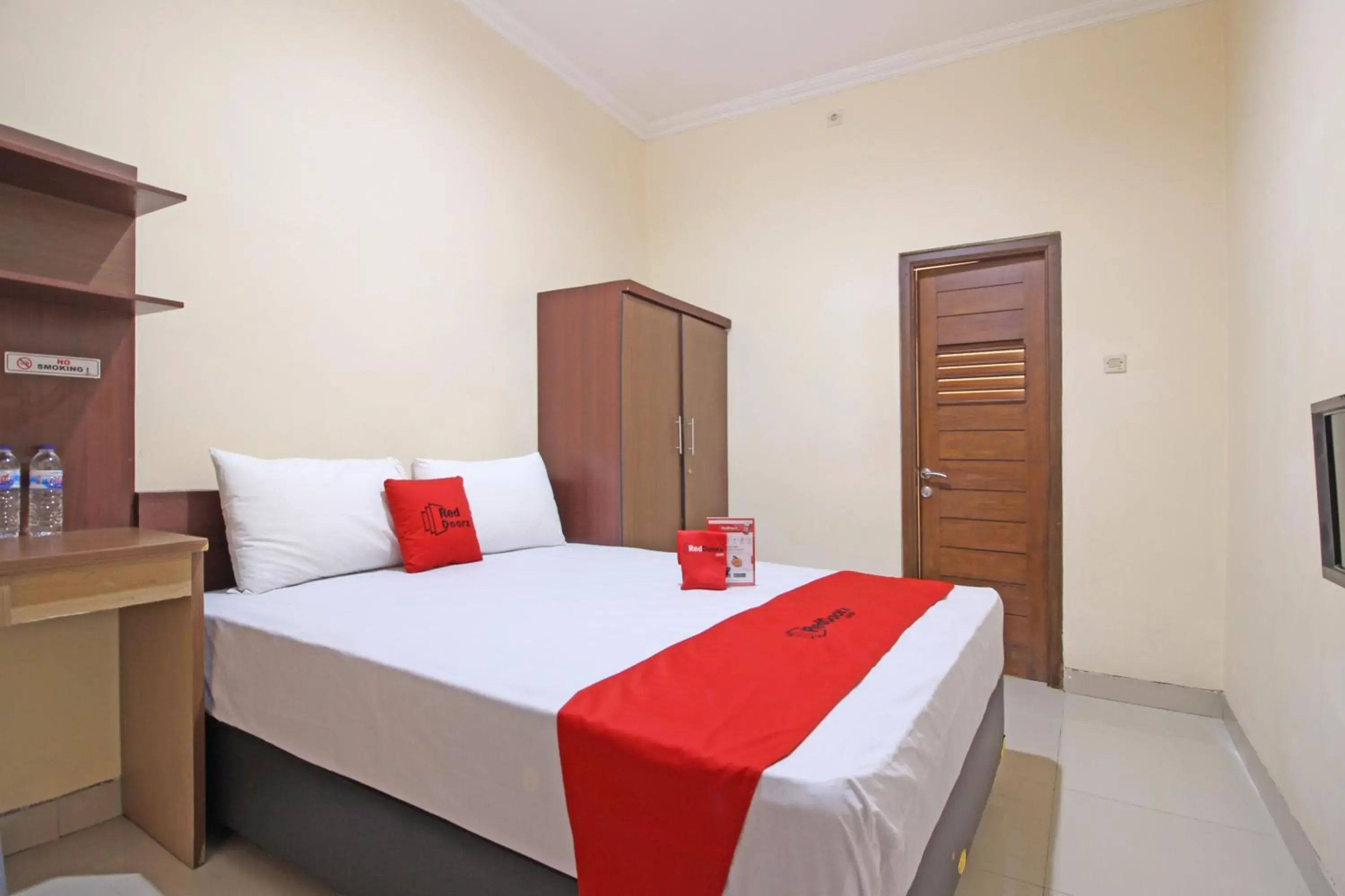 Bedroom, Bed in RedDoorz near Hartono Mall 3