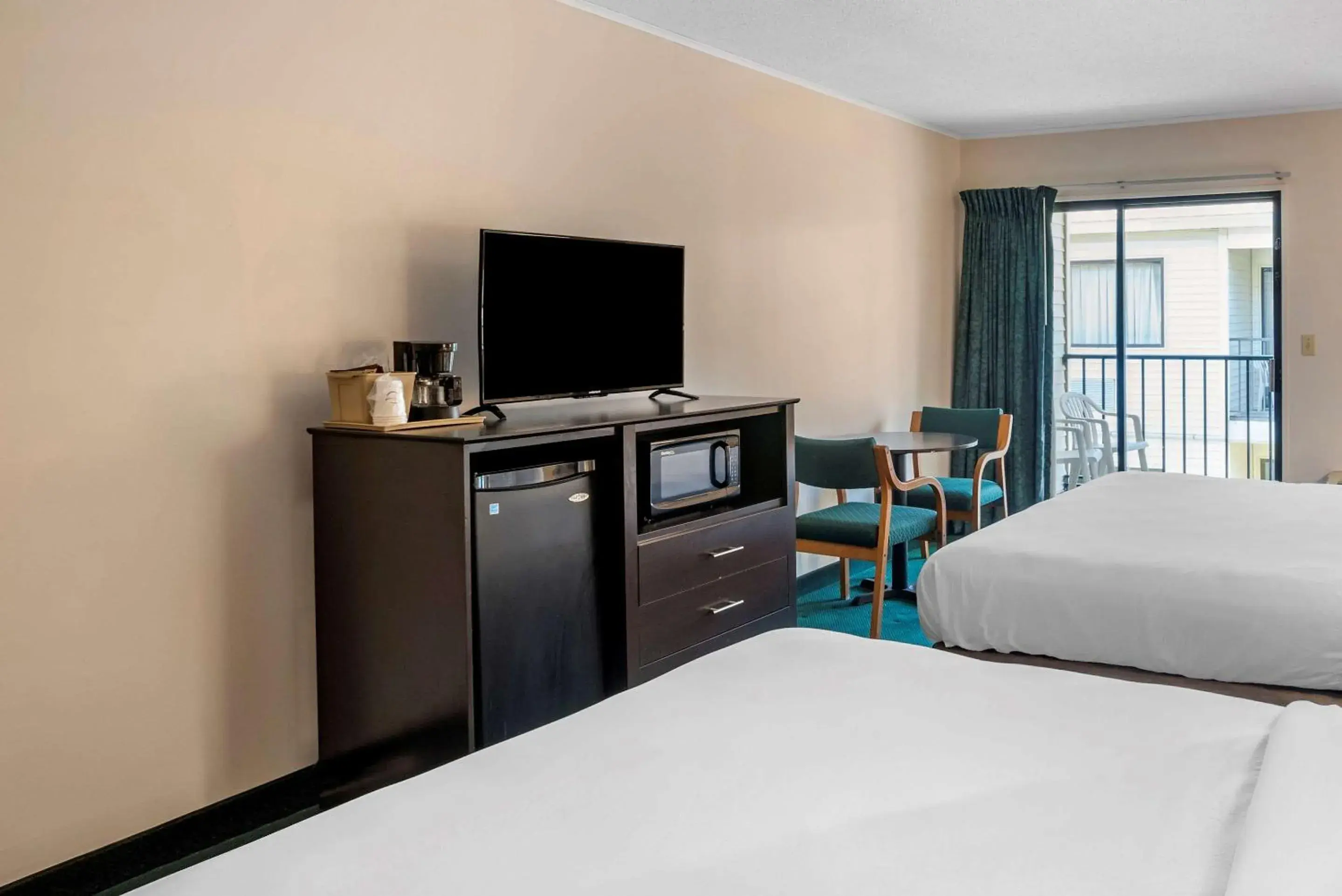 Bedroom, TV/Entertainment Center in Rodeway Inn & Suites - Rehoboth Beach