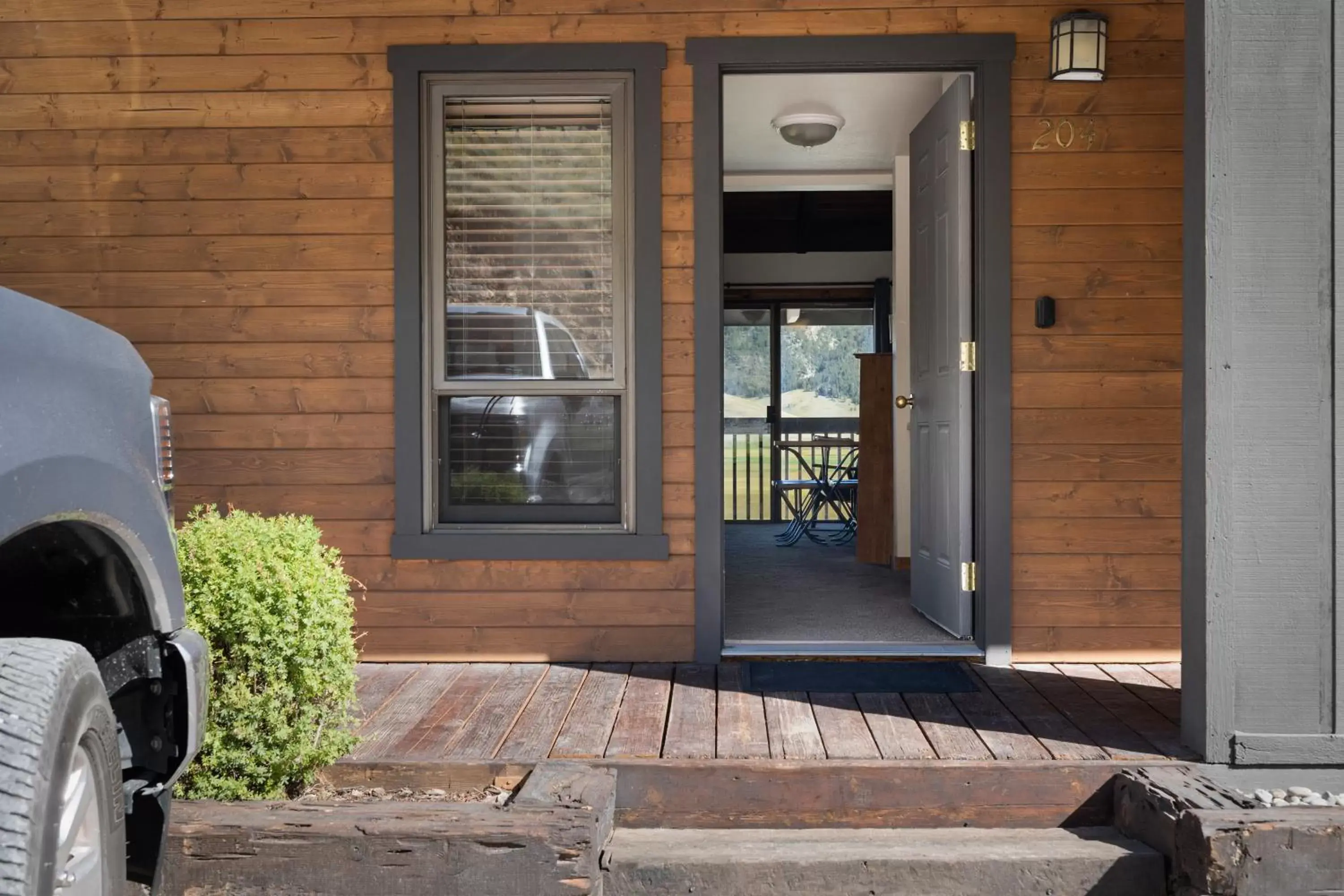 Facade/entrance in Elk Refuge Inn