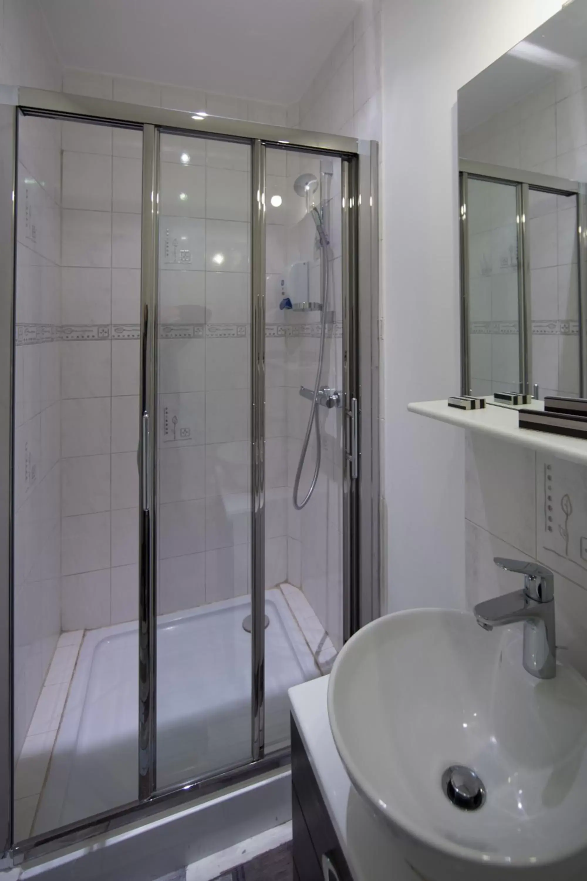 Shower, Bathroom in La Carpe d'Or