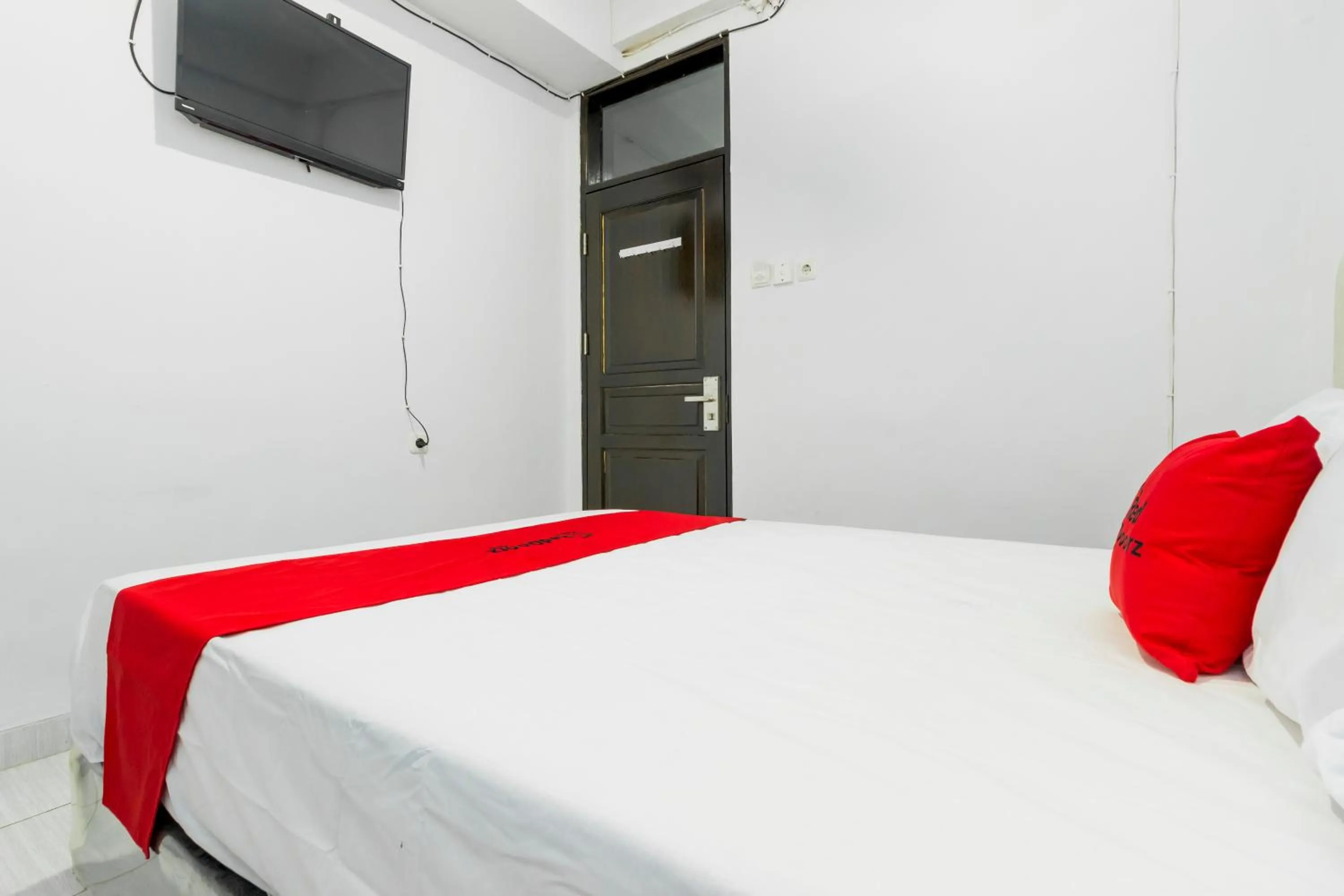 Bedroom, Bed in Reddoorz near Gajah Mada Plaza 2