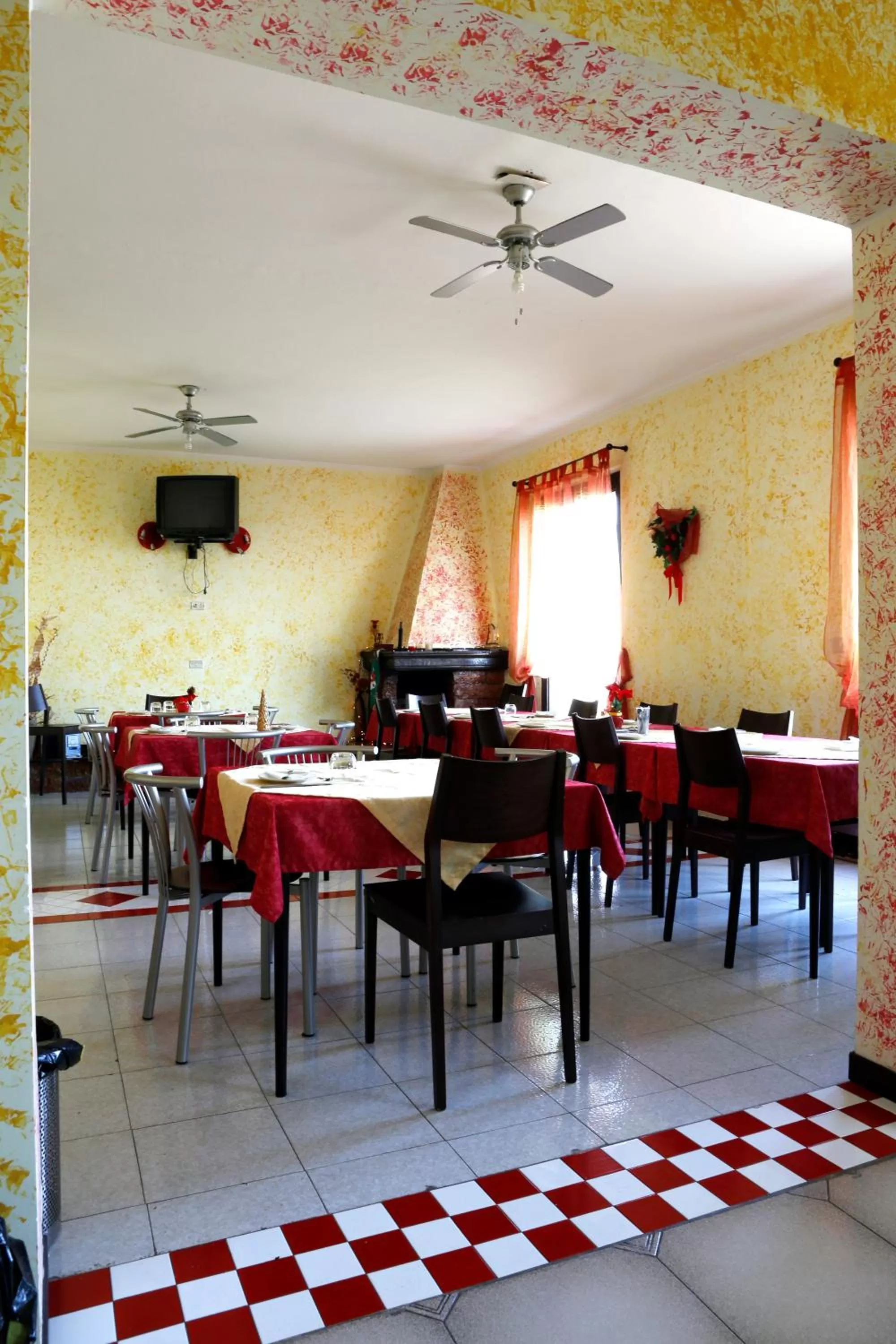 Restaurant/places to eat in Hotel Food & Drink