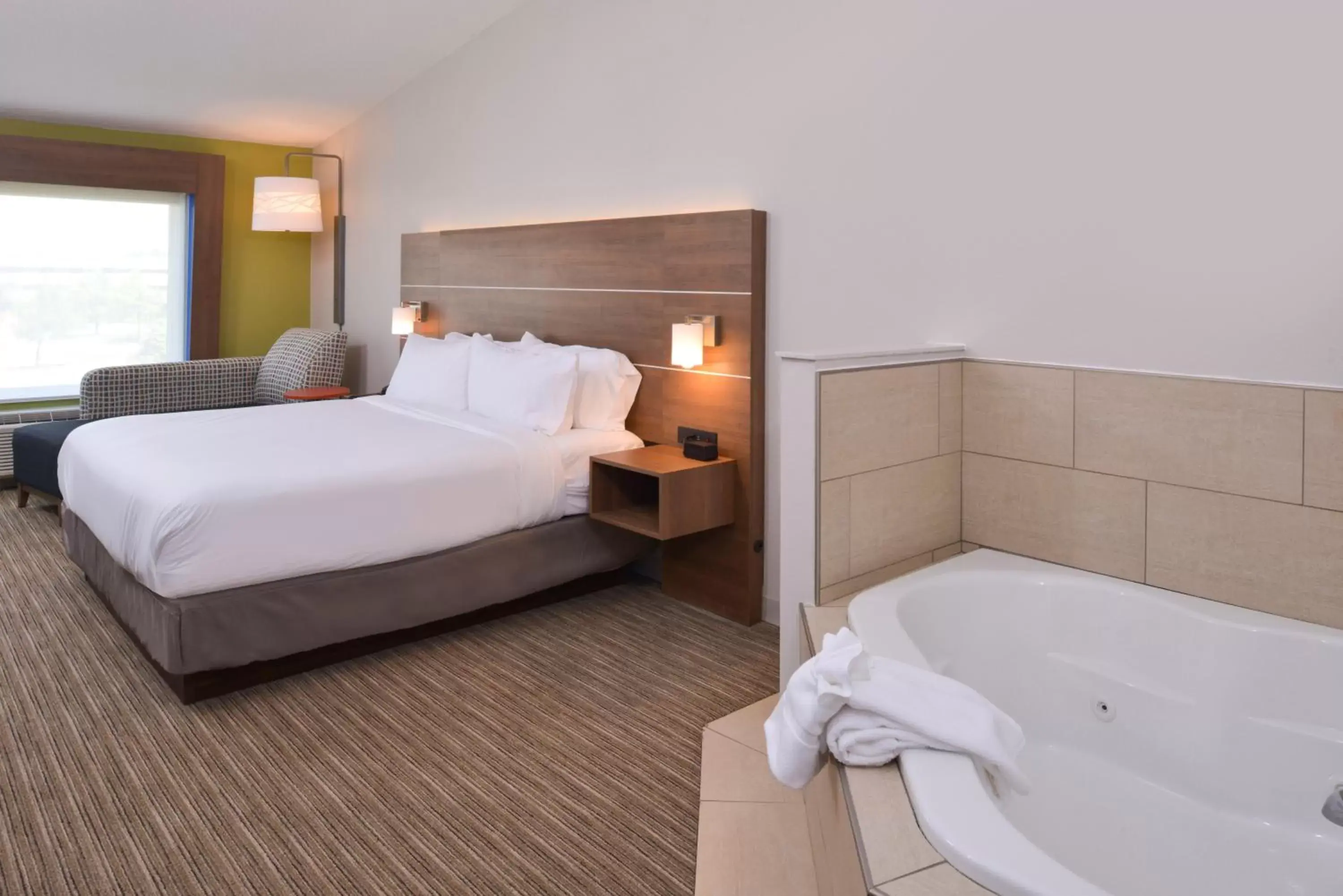 Photo of the whole room, Bed in Holiday Inn Express & Suites - Omaha - 120th and Maple, an IHG Hotel