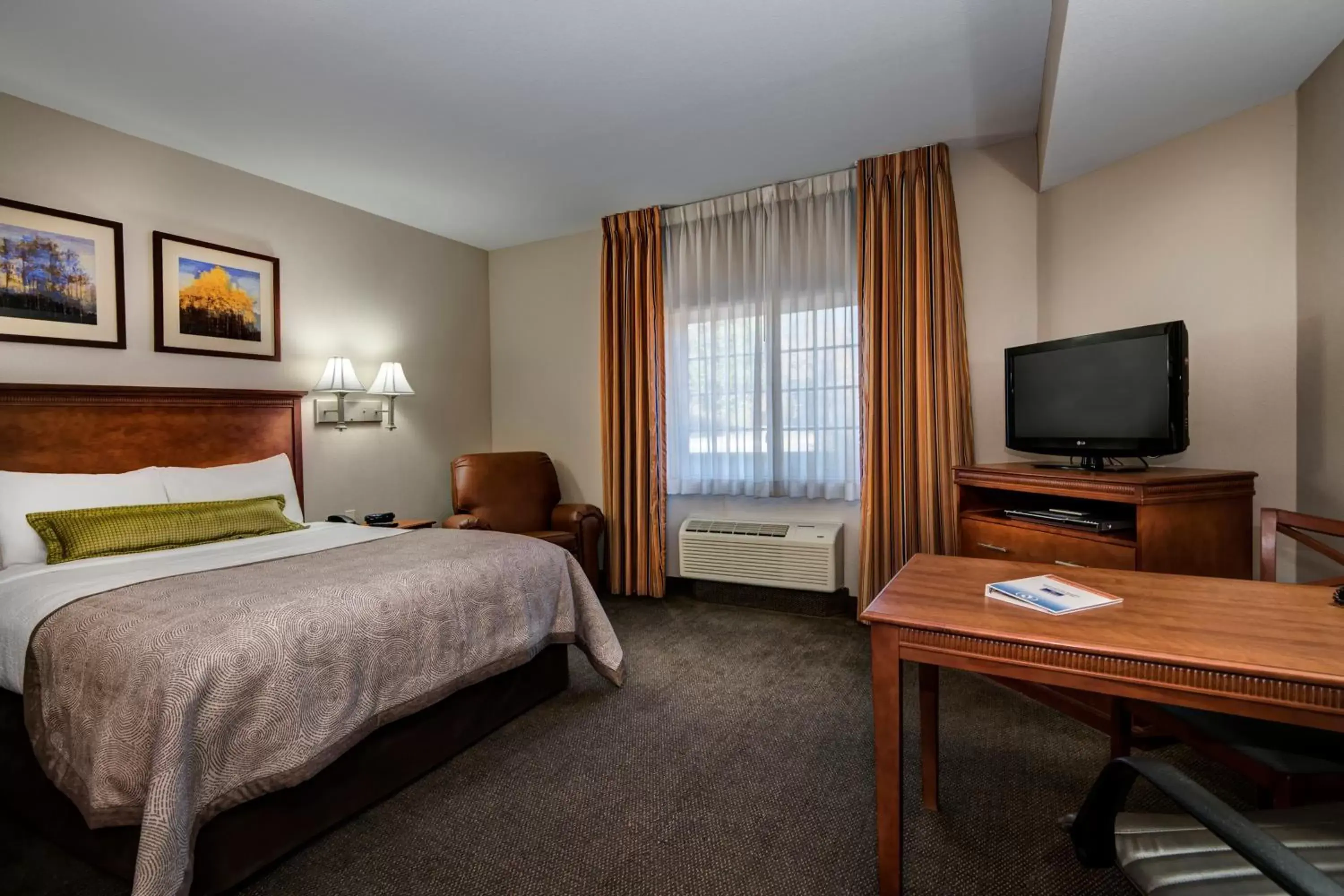 Photo of the whole room, TV/Entertainment Center in Candlewood Suites Conway, an IHG Hotel