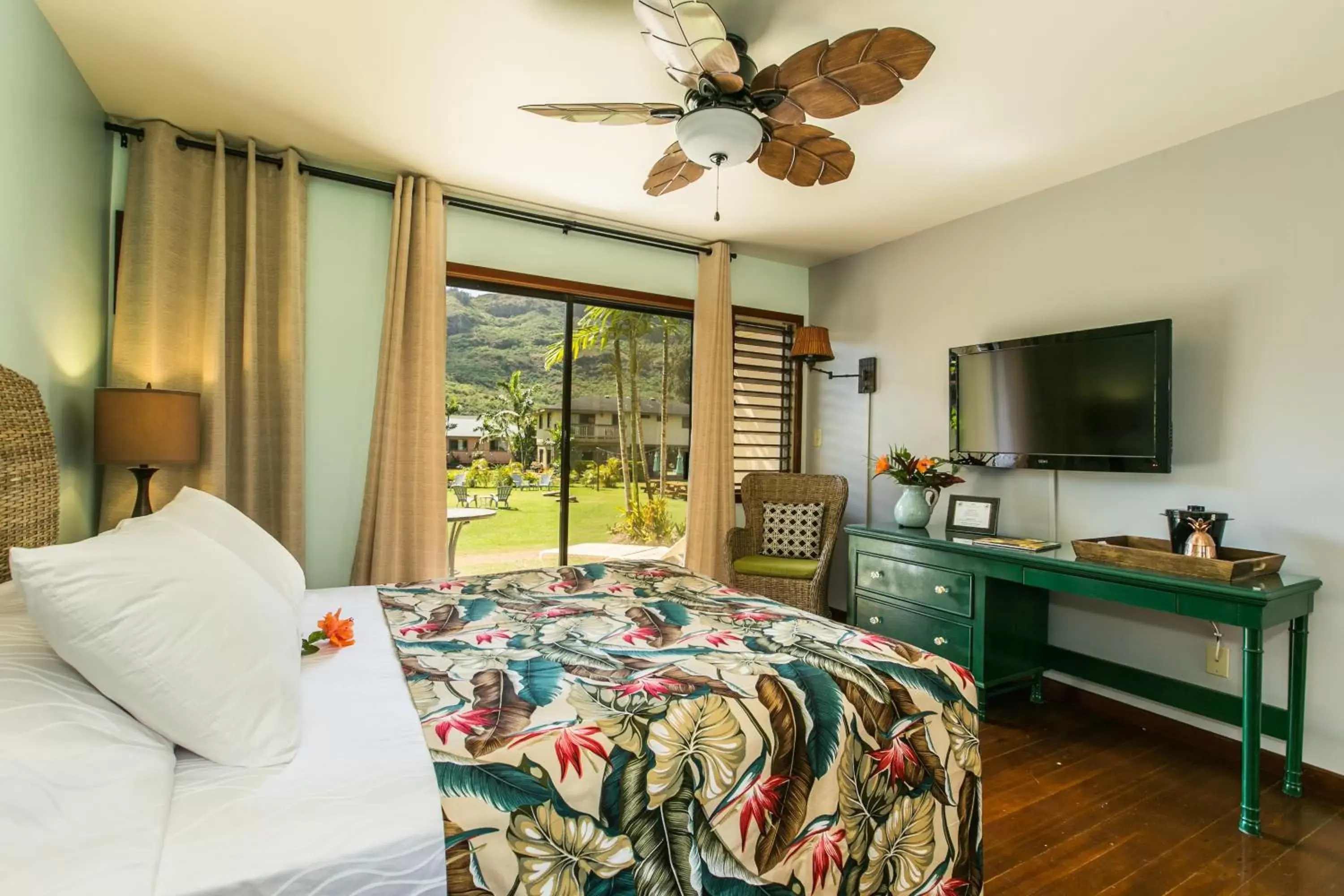 Bed in The Kauai Inn