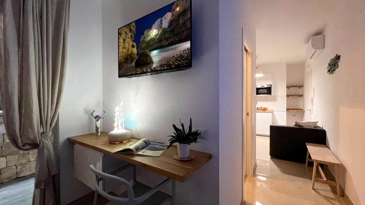 TV and multimedia, TV/Entertainment Center in Blue Dream