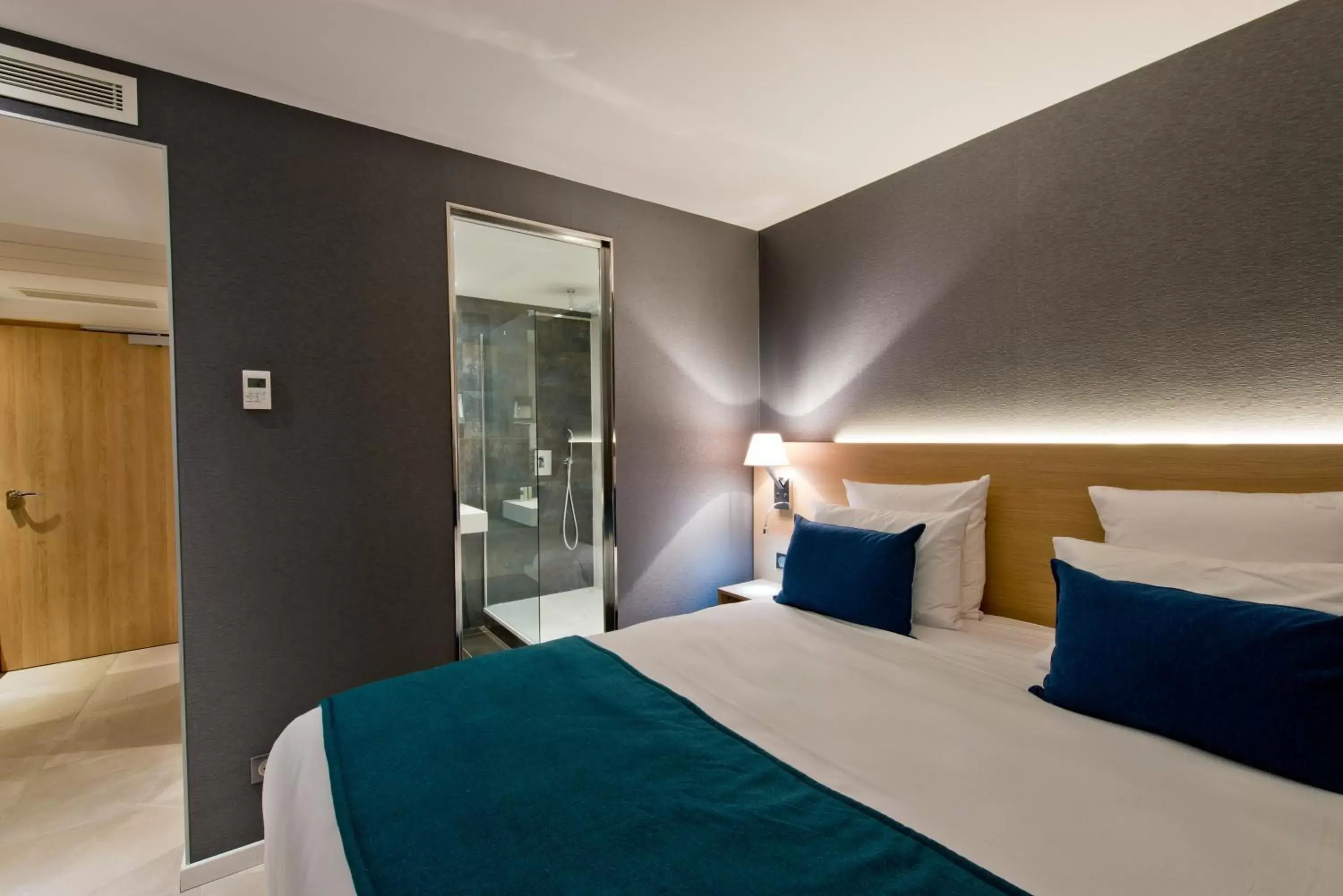 Bedroom, Bed in Golden Tulip Sophia Antipolis - Hotel & Spa