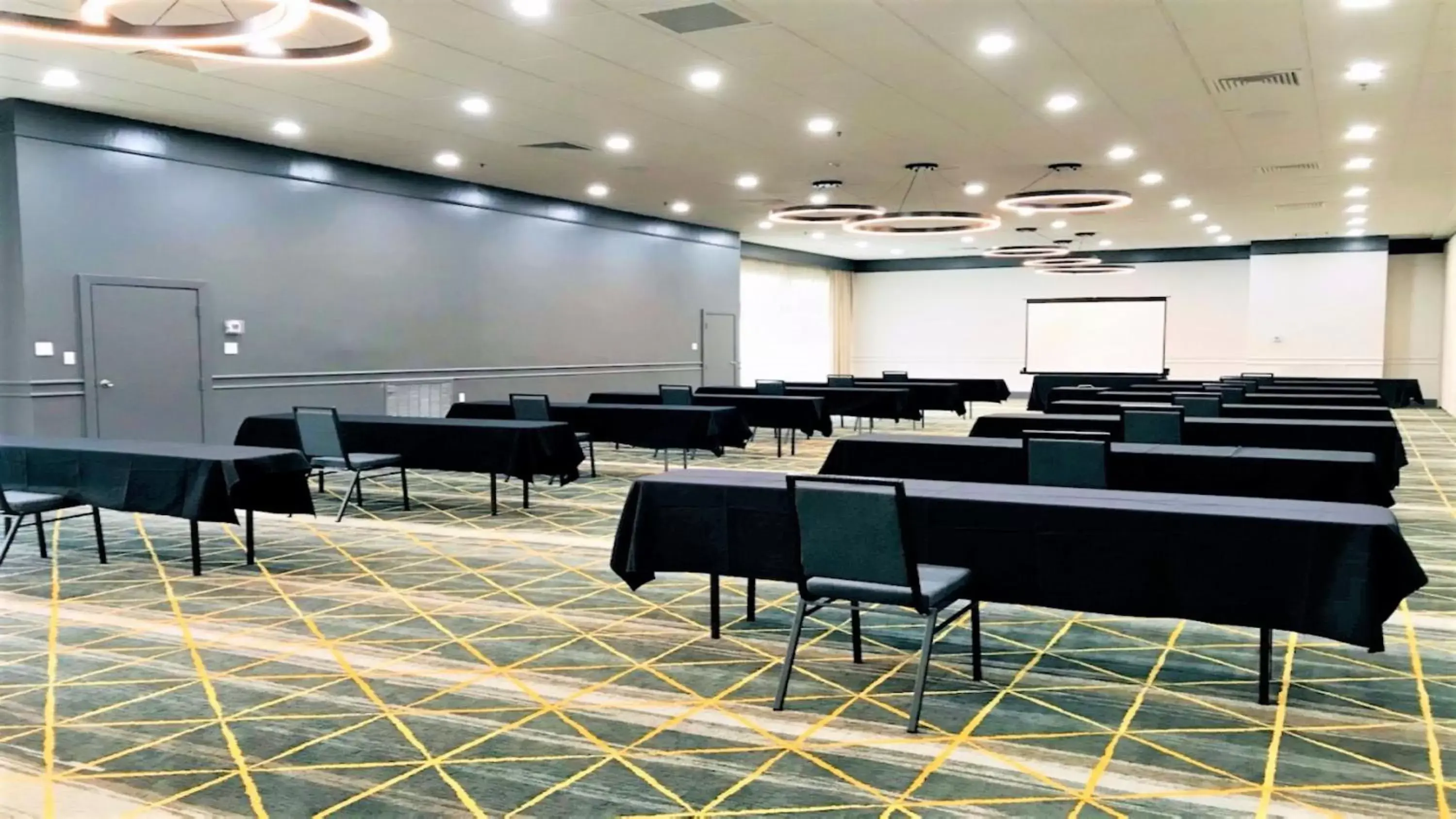 Meeting/conference room in Holiday Inn & Suites Across From Universal Orlando, an IHG Hotel