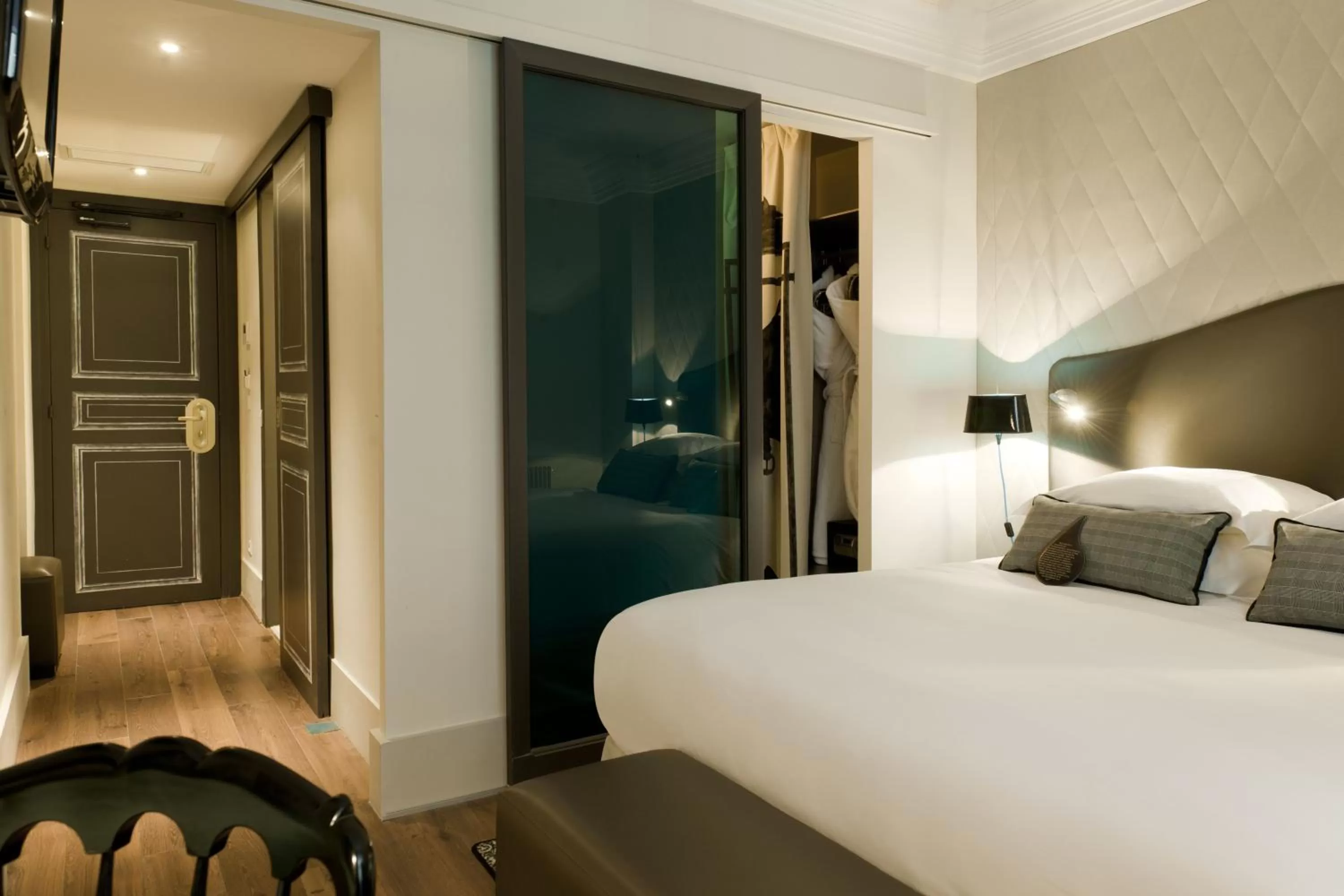 Bed in Edouard 7 Paris Opéra