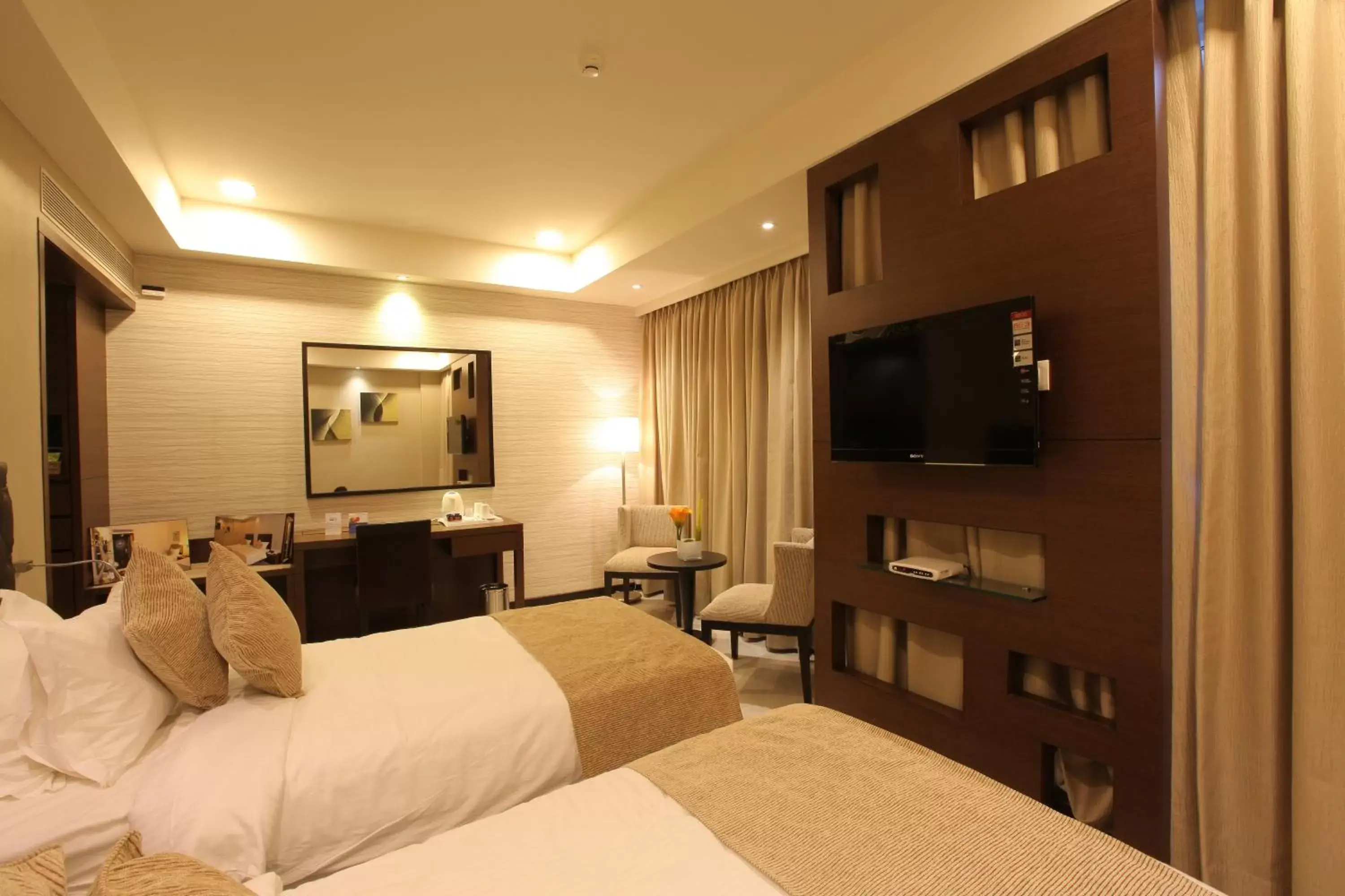 Bed, TV/Entertainment Center in The Peerless Inn Kolkata