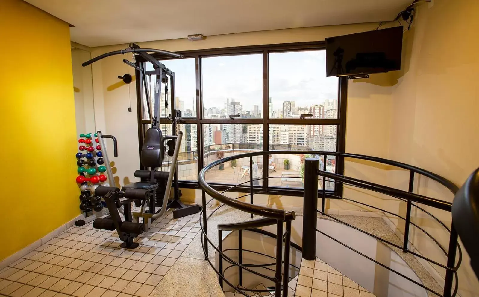 Fitness centre/facilities in Golden Tower Pinheiros by Fênix Hotéis