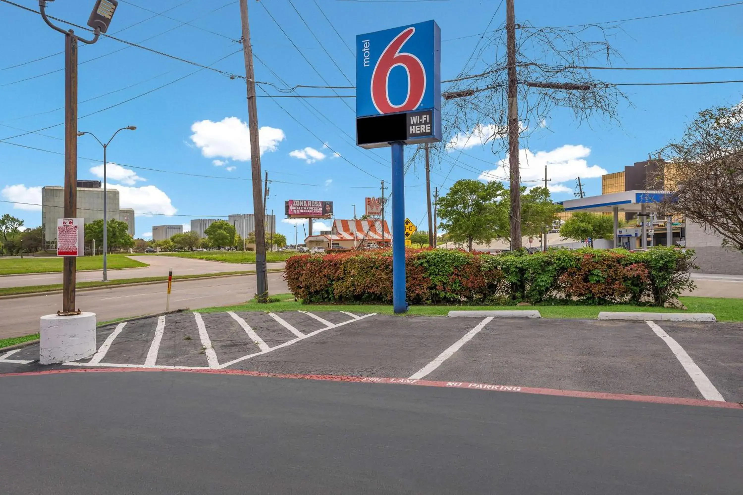 Property building in Motel 6-Dallas, TX - Market Center