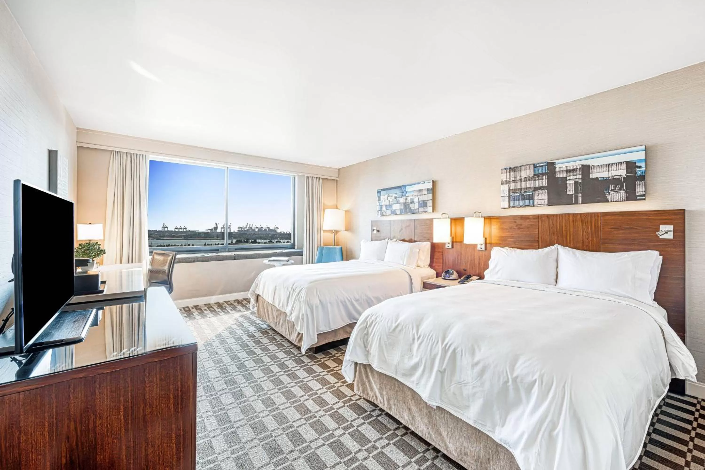 Guest Room 2 Doubles Harbor View in Marriott Long Beach Downtown