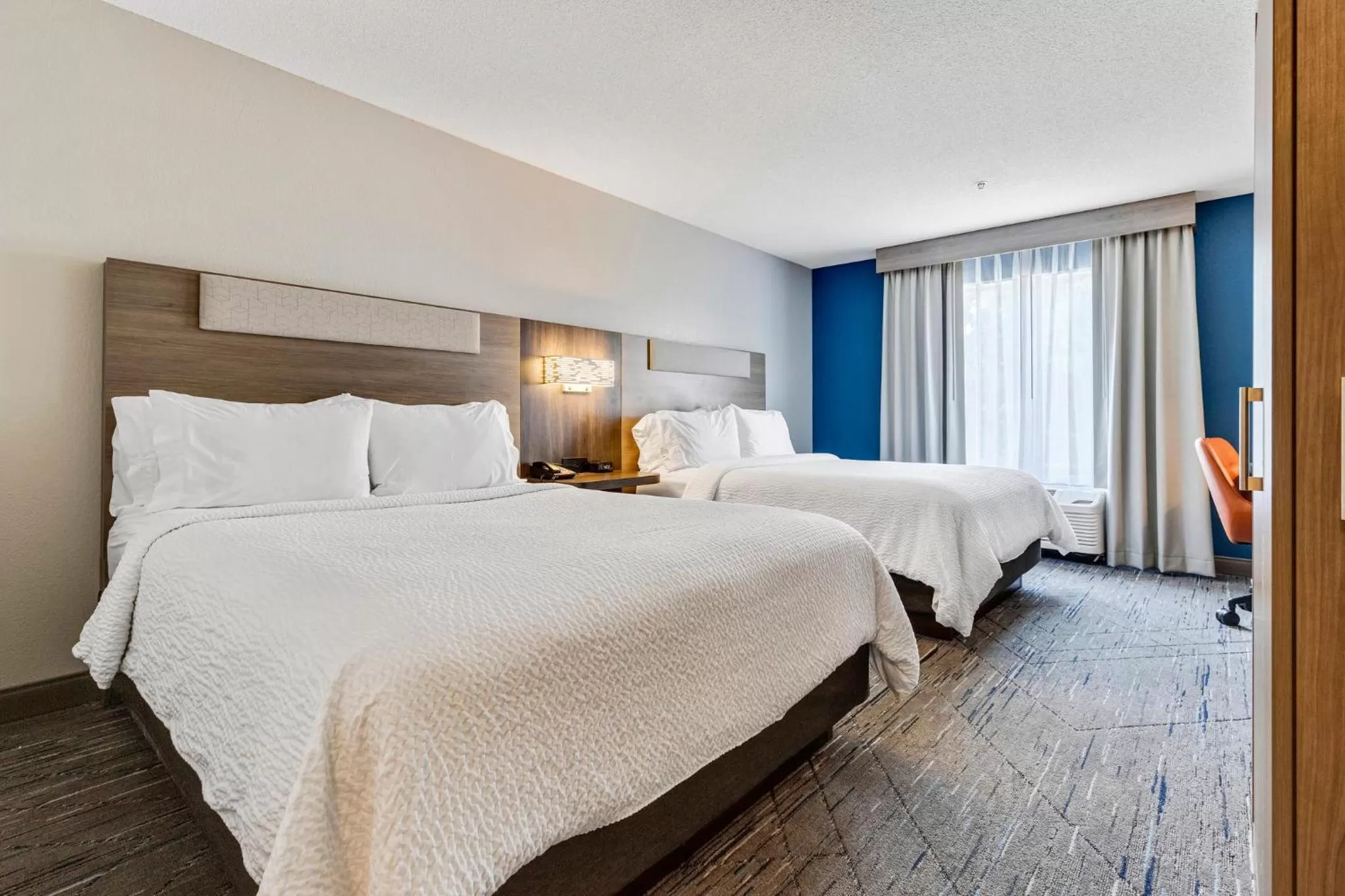 Photo of the whole room, Bed in Holiday Inn Express Hotel & Suites Starkville, an IHG Hotel