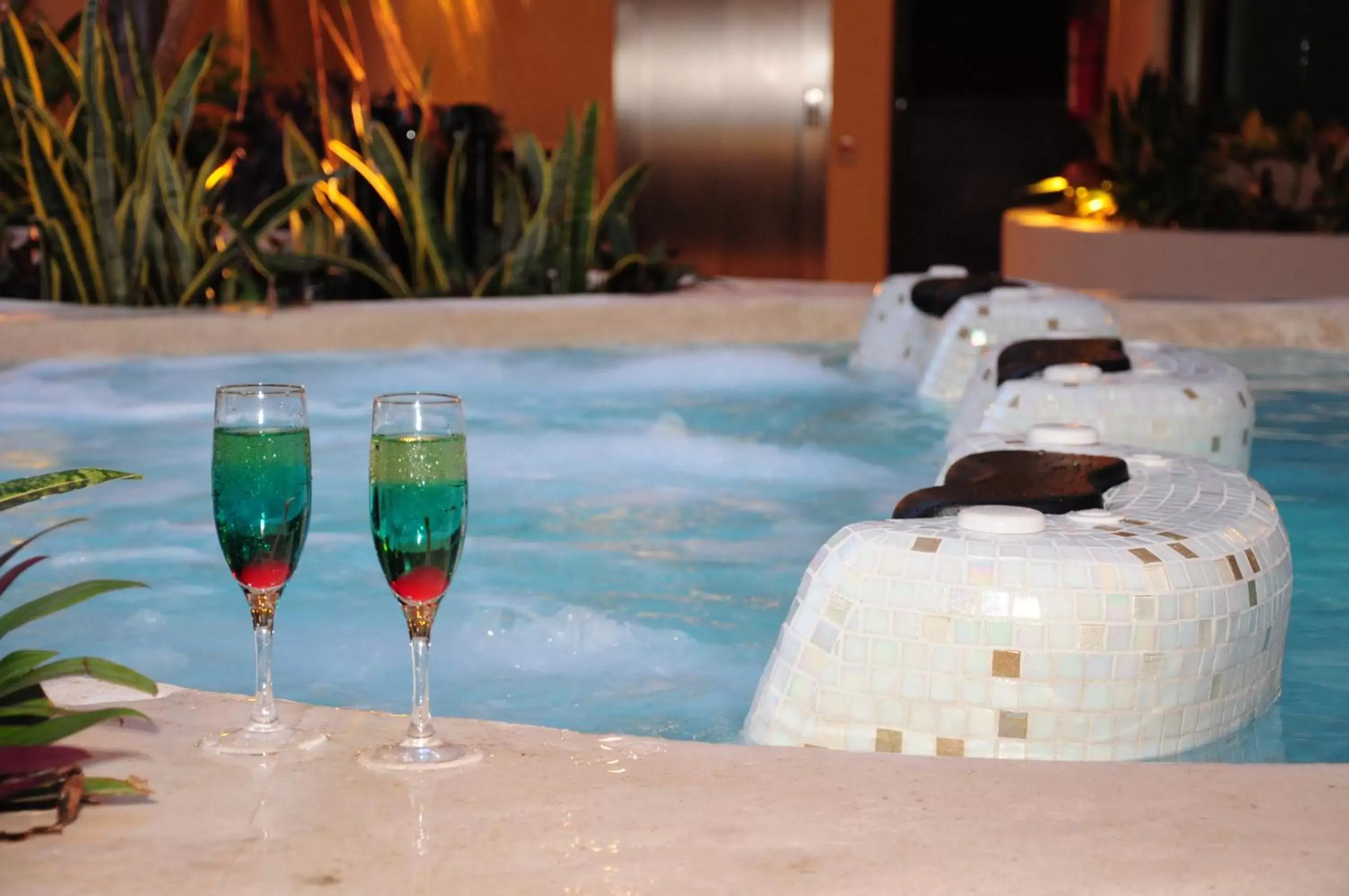 Hot Tub, Swimming Pool in El Taj Oceanfront and Beachside Condo Hotel