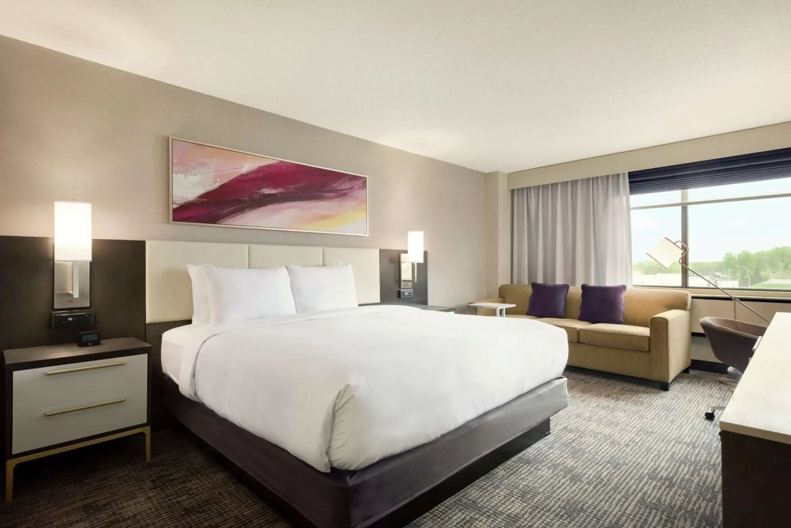Bedroom, Bed in DoubleTree by Hilton St. Paul, MN