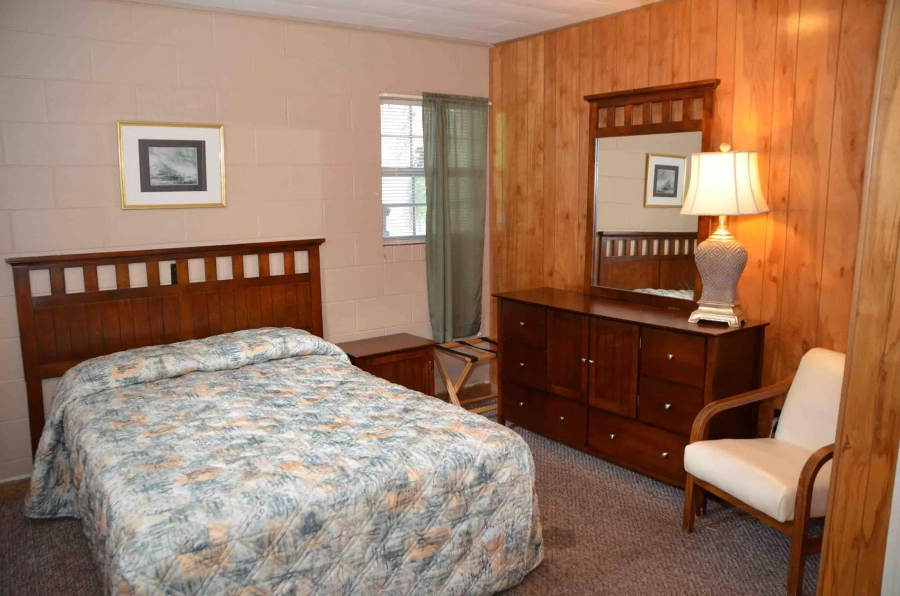 Bed in The Retreat at Center Hill Lake