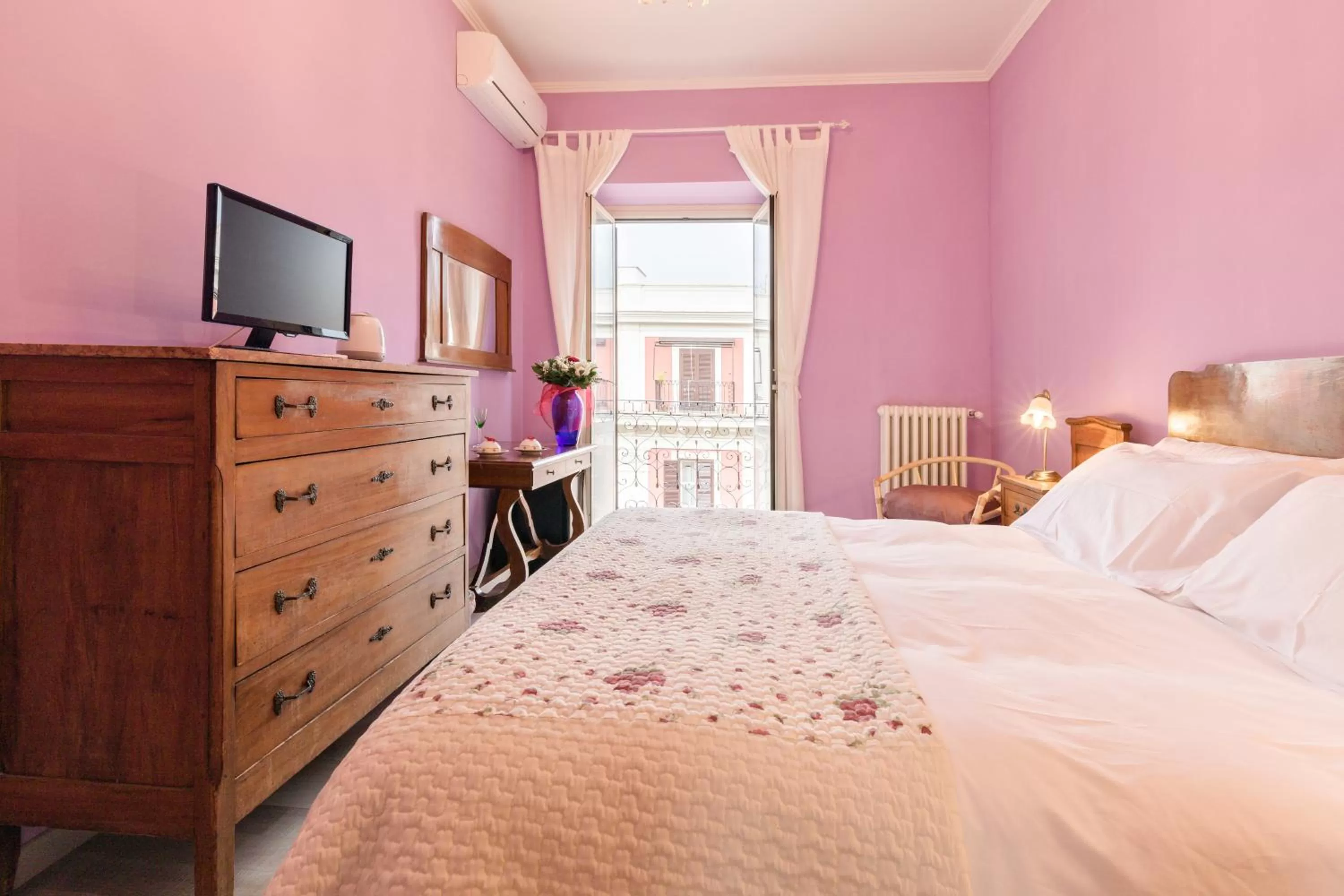 Balcony/Terrace, Bed in A Roman Tale B&B