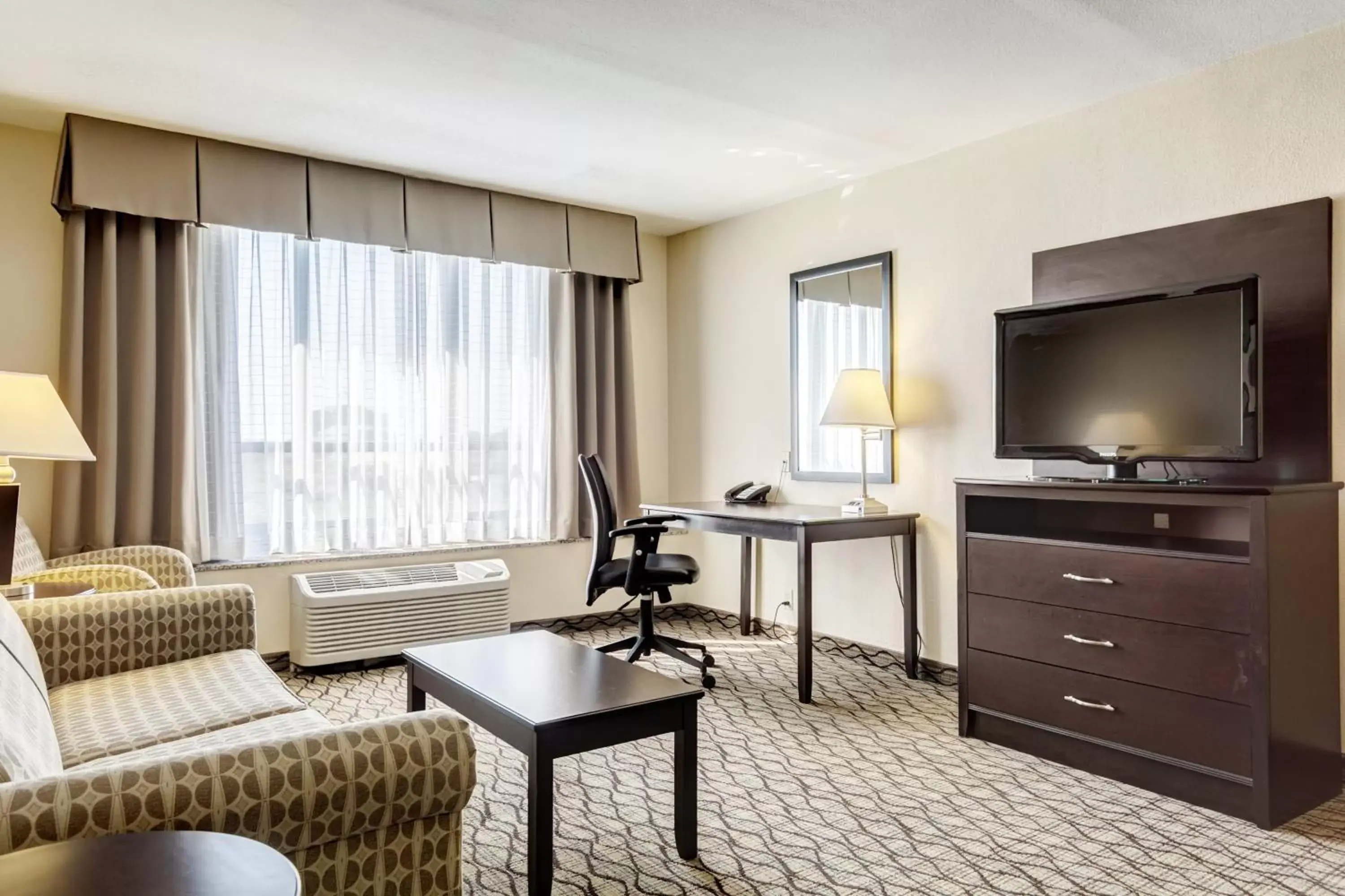 Photo of the whole room, Seating Area in Holiday Inn St. Louis Airport West Earth City, an IHG Hotel