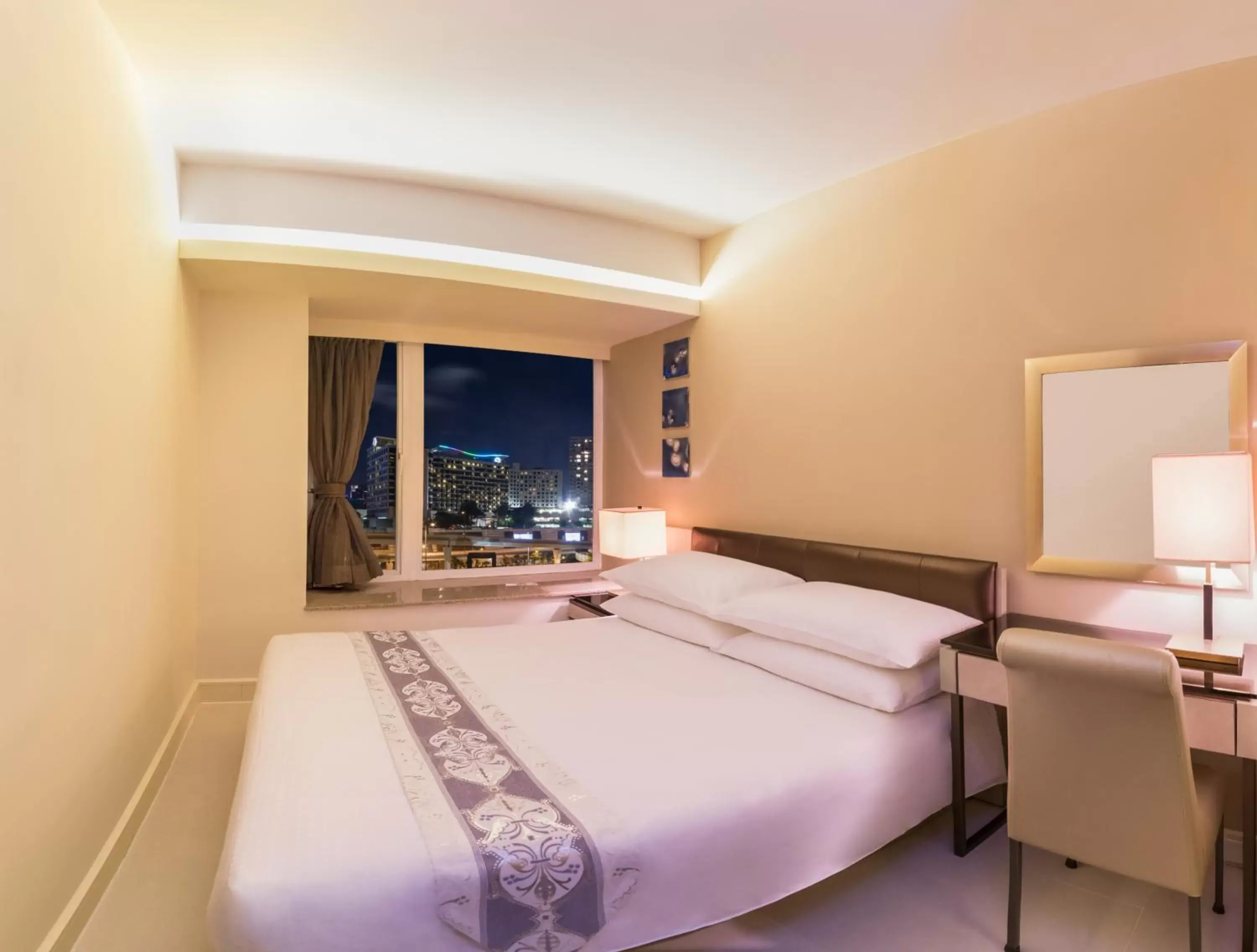 Bedroom, Bed in Kowloon Harbourfront Hotel