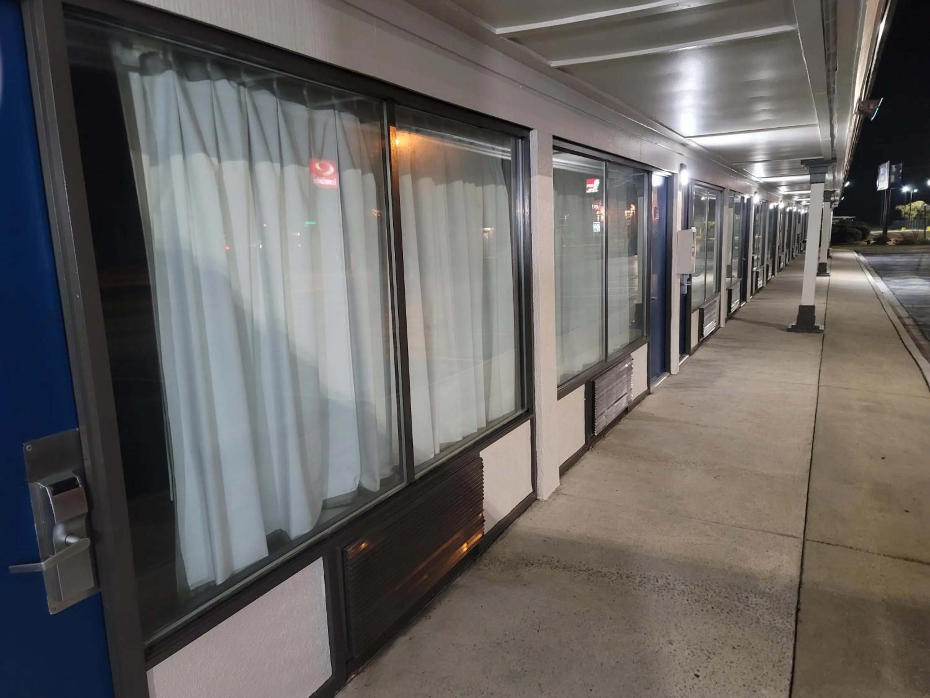 Property building in Studio 6 Suites Hinesville, GA