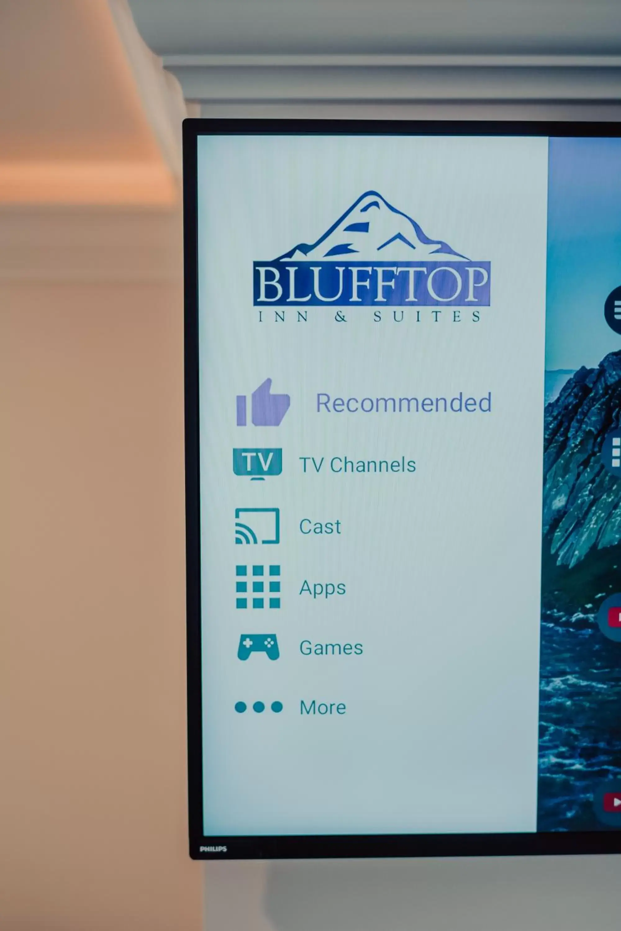 TV and multimedia in Blufftop Inn & Suites - Wharf/Restaurant District