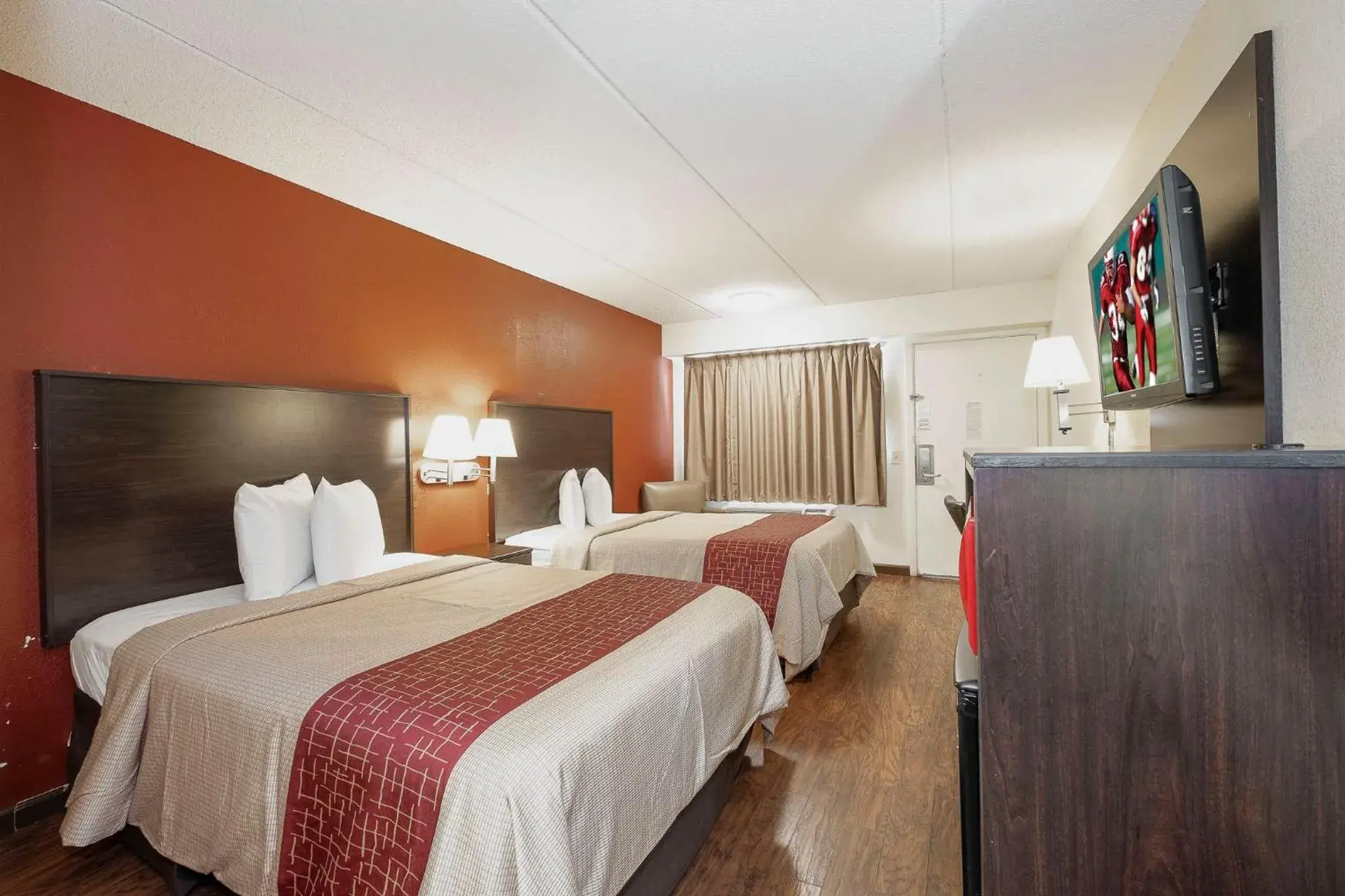 Photo of the whole room, Bed in Red Roof Inn Jackson North – Ridgeland