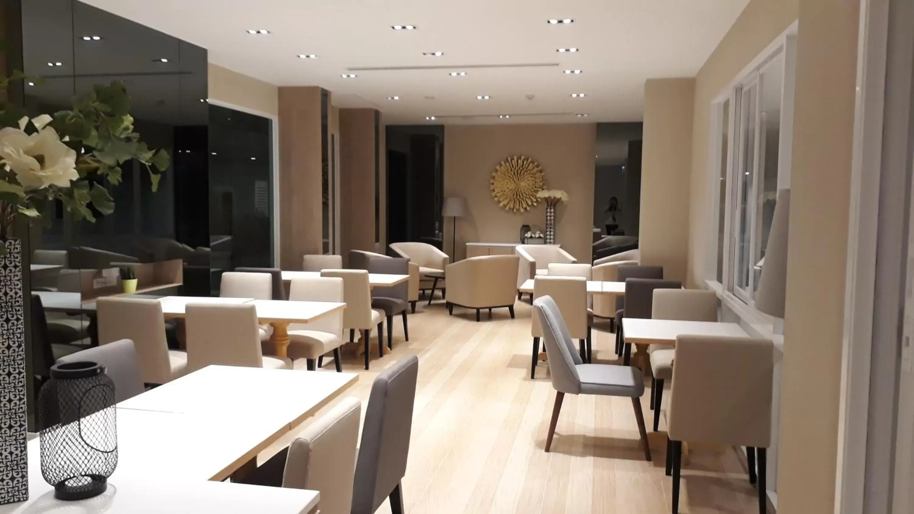 Restaurant/places to eat in Paeva Luxury Serviced Residence SHA