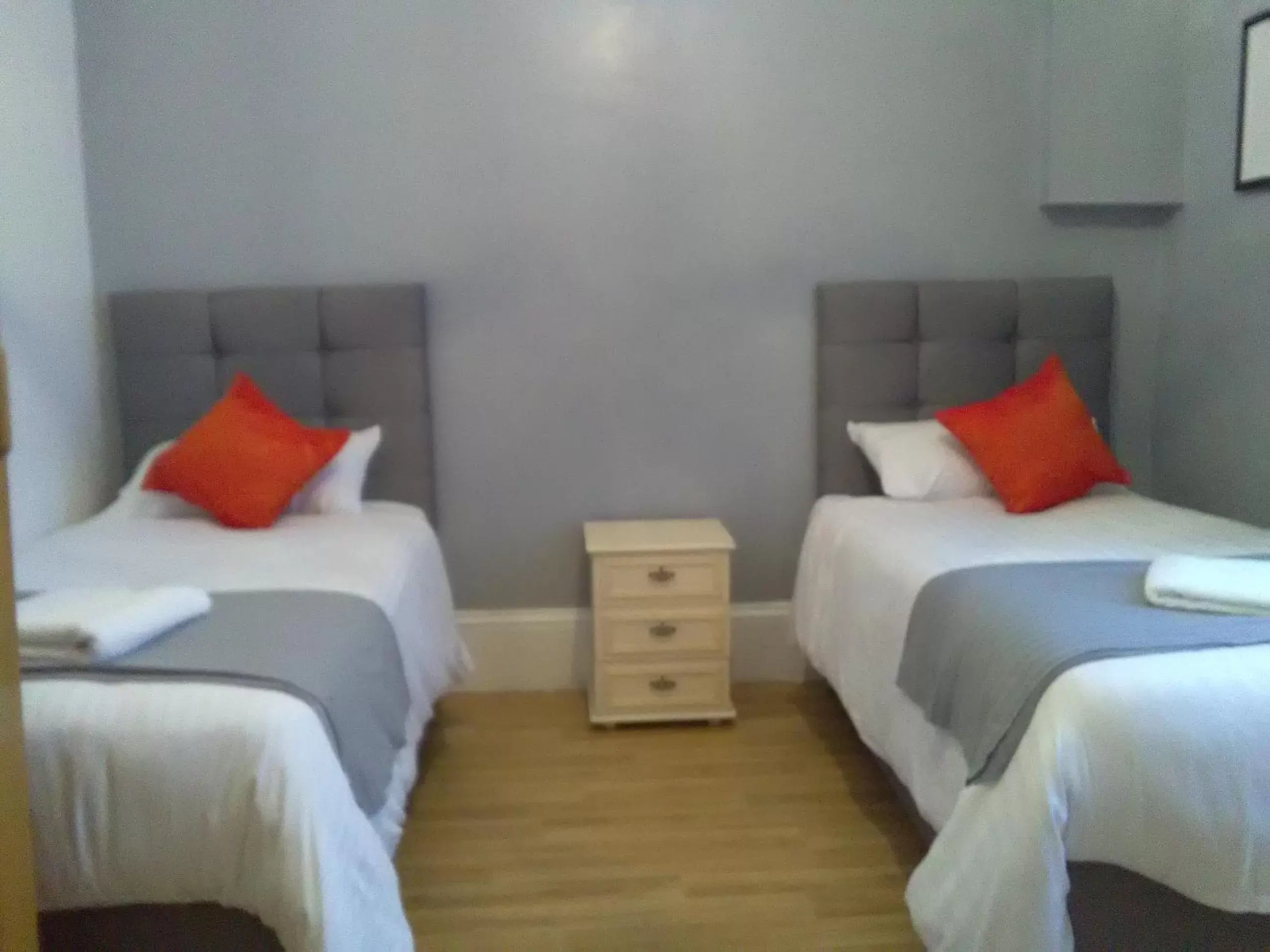 Standard Twin Room with Shared Bathroom in Clifton Hotel & Bar Newcastle