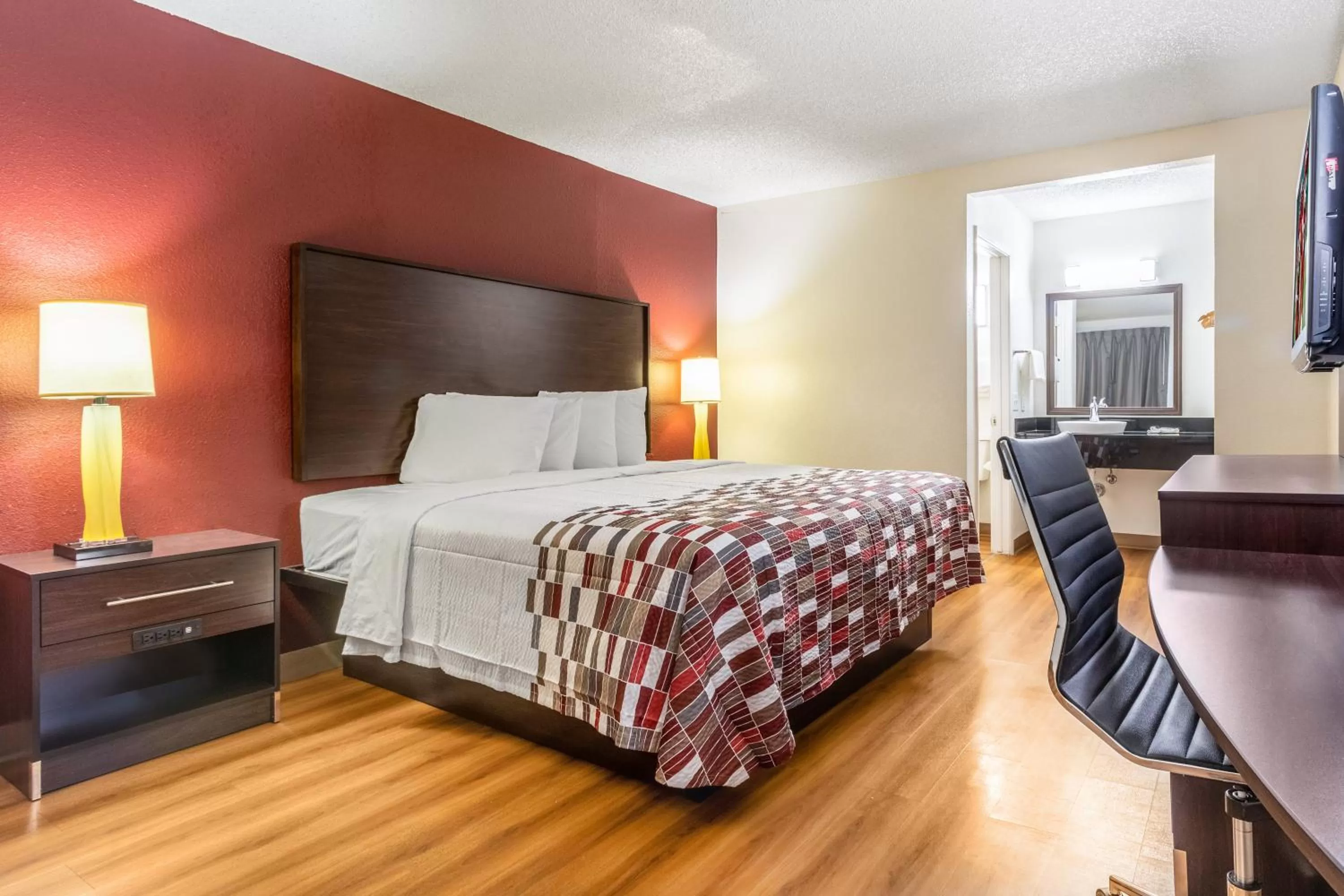 Photo of the whole room, Bed in Red Roof Inn Phoenix- Midtown