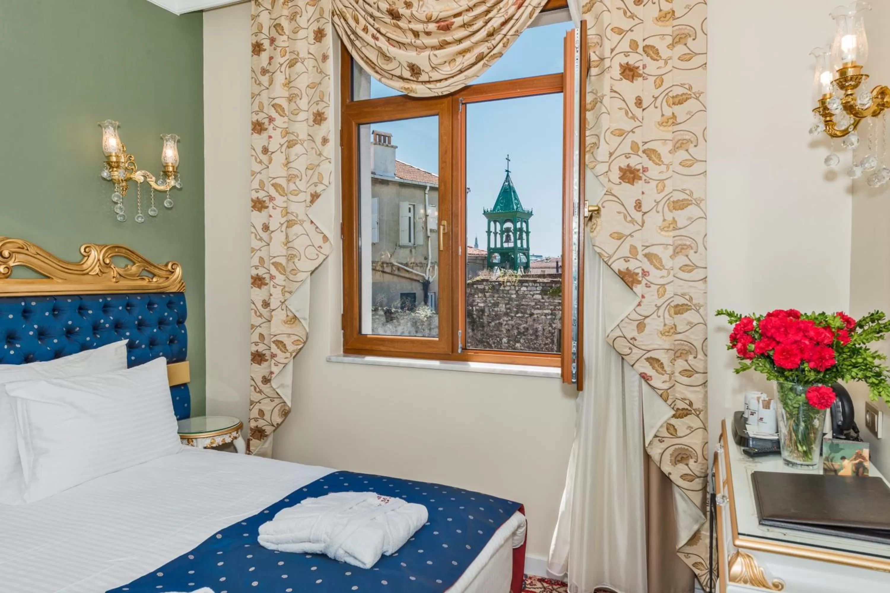 Spring, Bed in Galatower Hotel