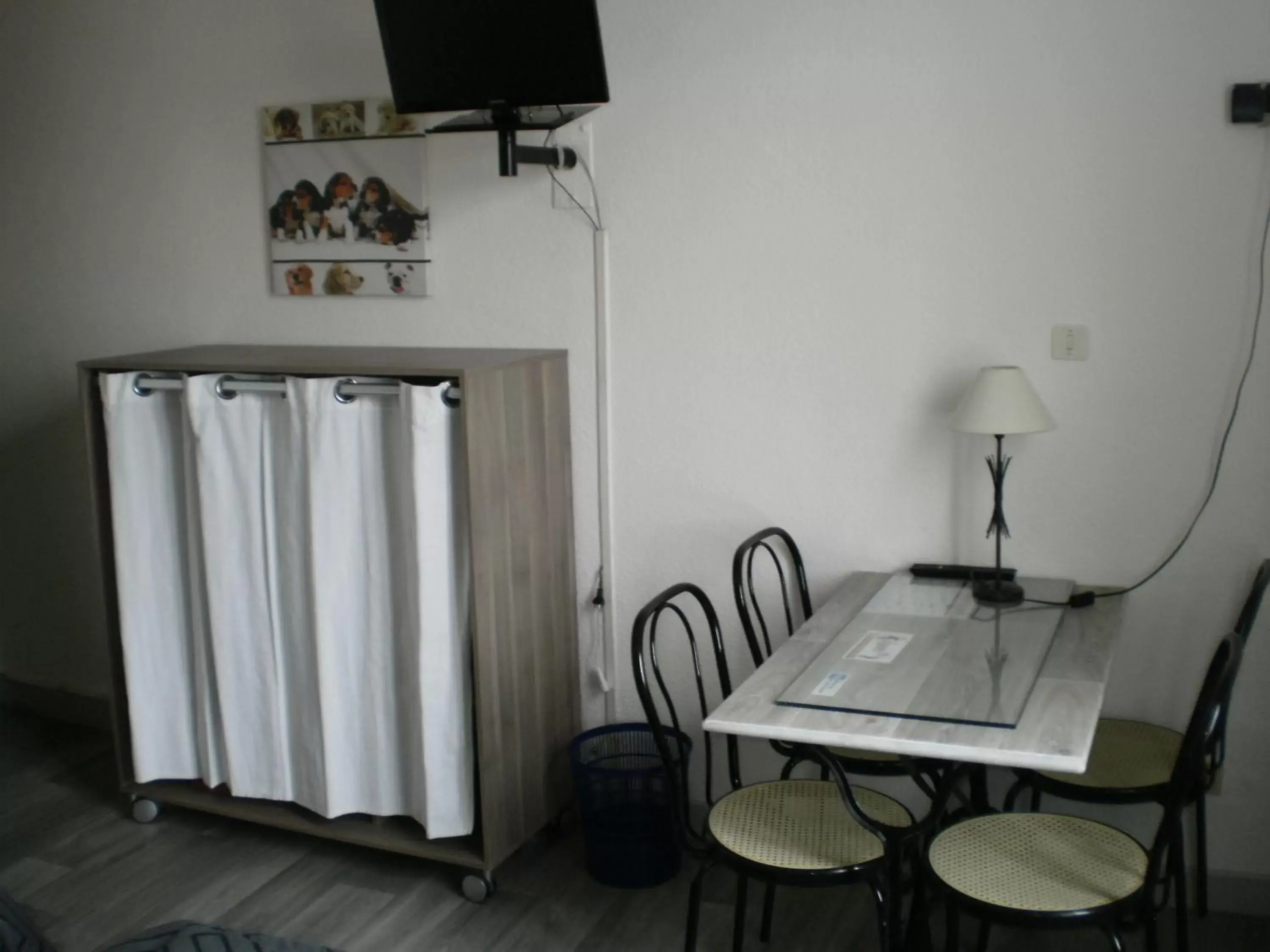 Bedroom, TV/Entertainment Center in Hotel De La Gare