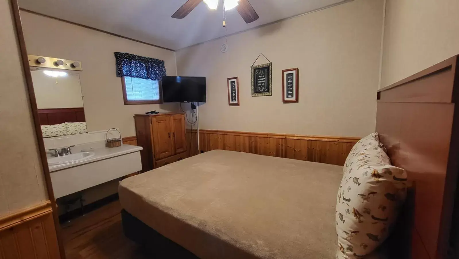 Bedroom, Bed in Hunter's Friend Resort Near Table Rock Lake