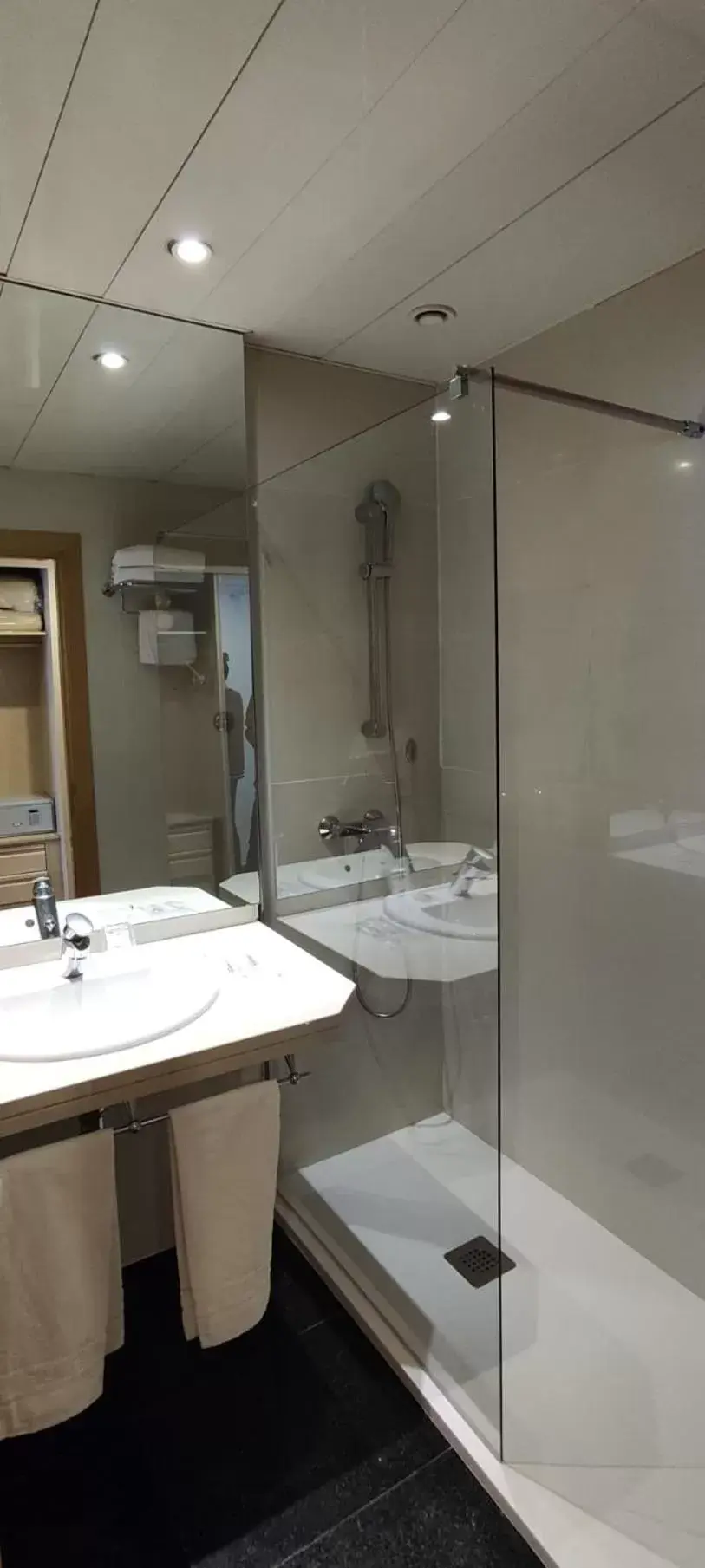 Shower, Bathroom in Eurohotel Diagonal Port