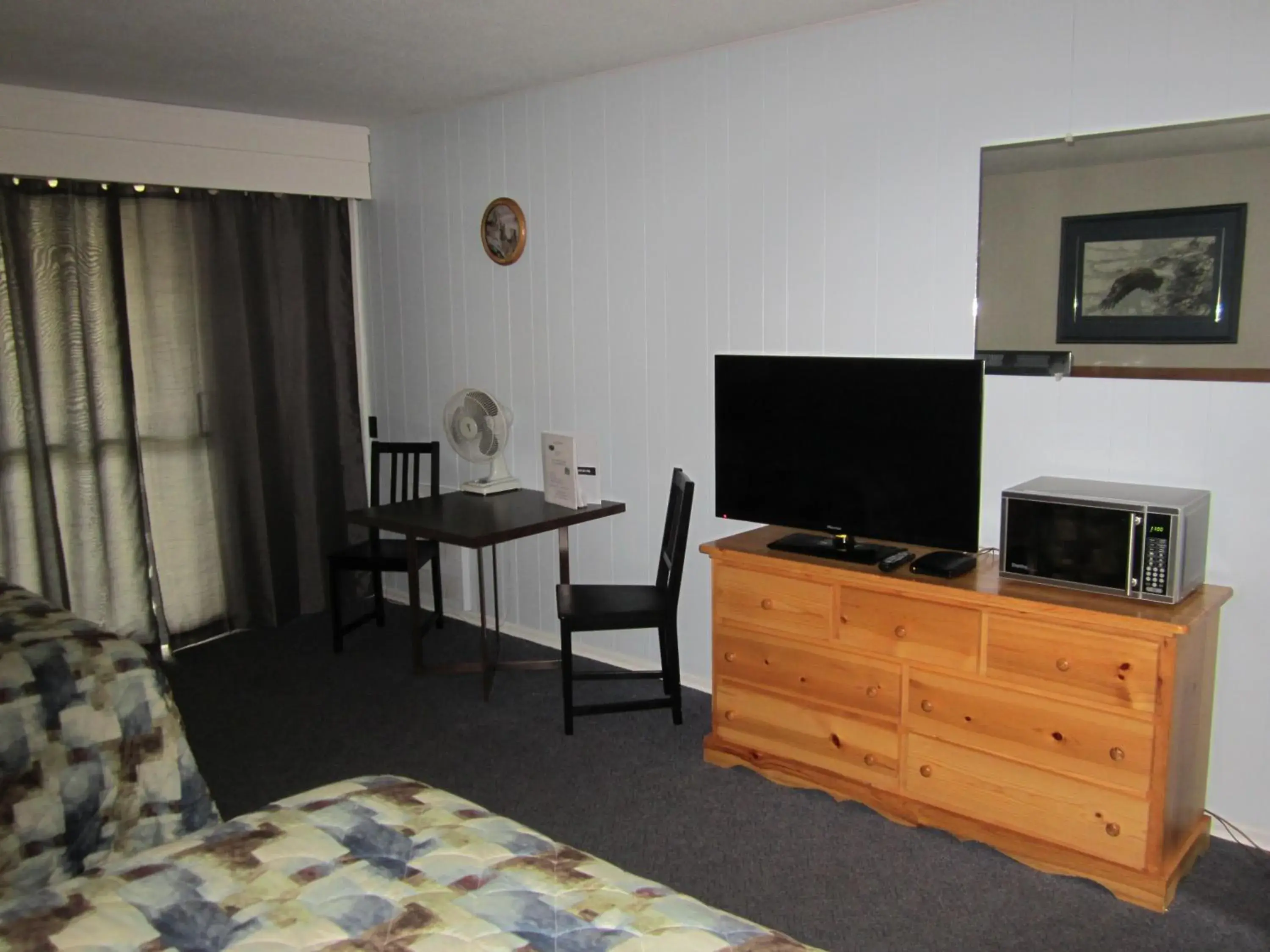 TV and multimedia, TV/Entertainment Center in Lakeside Motel