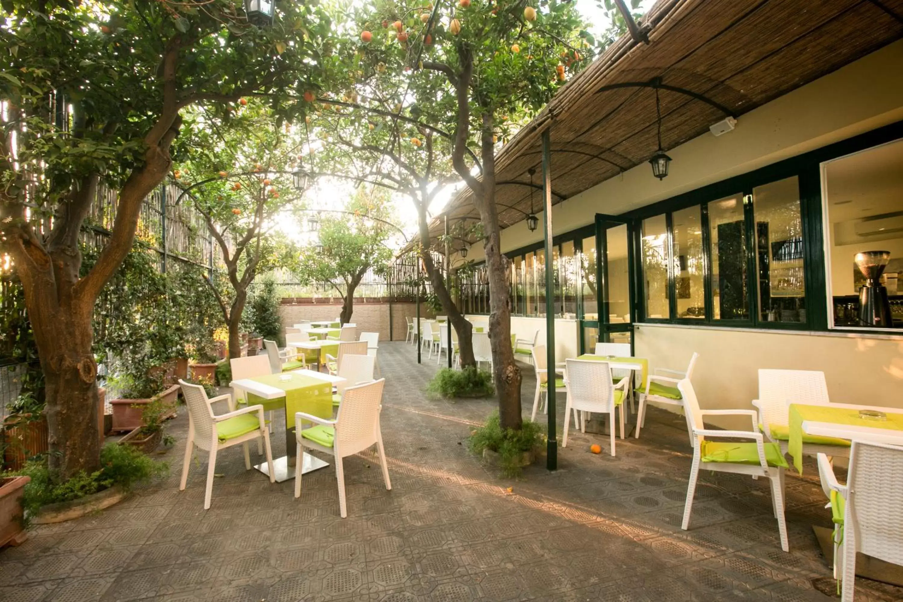 Garden, Restaurant/Places to Eat in Hotel Crawford