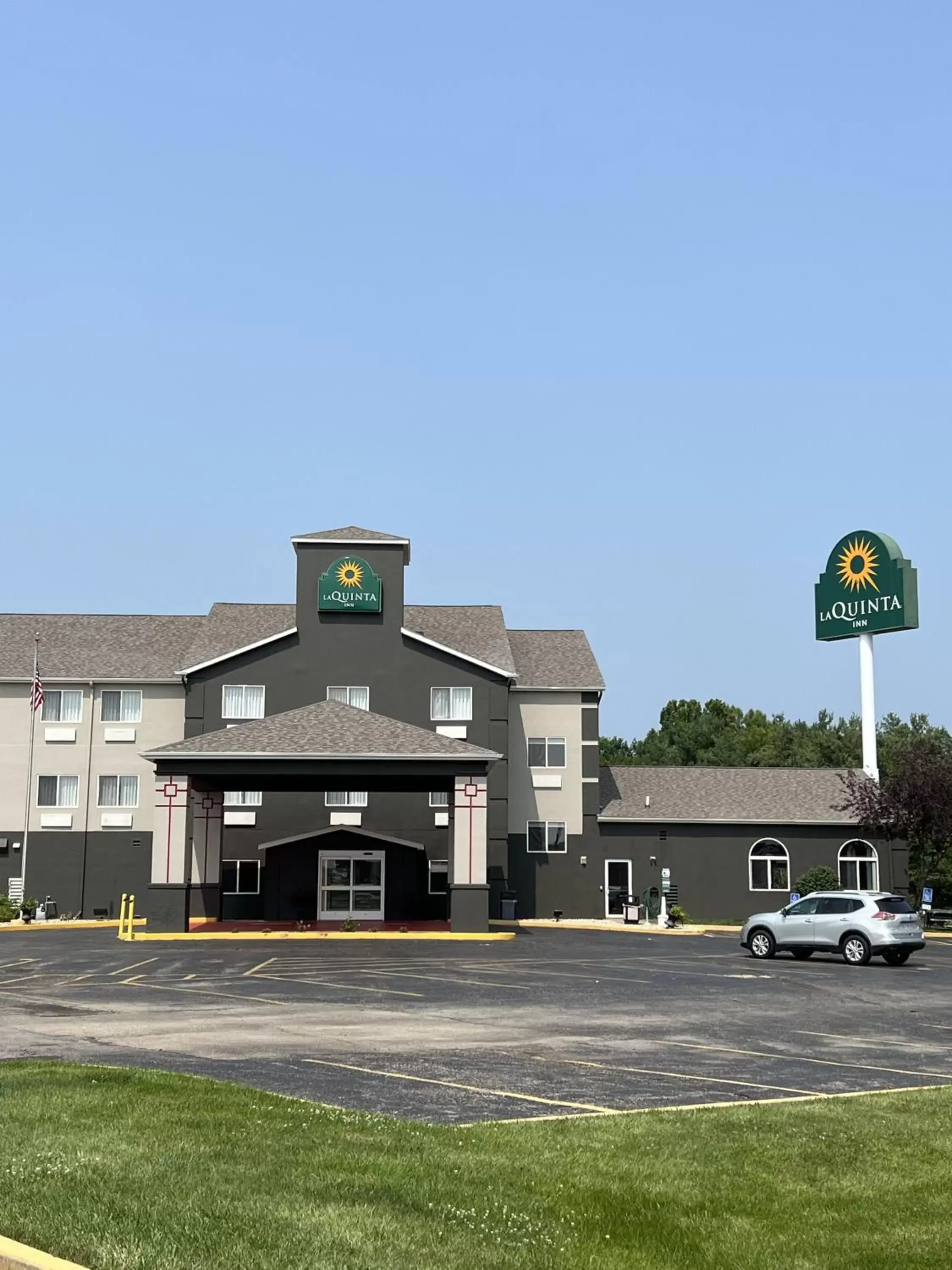 Property Building in La Quinta Inn by Wyndham Peru Starved Rock State Park