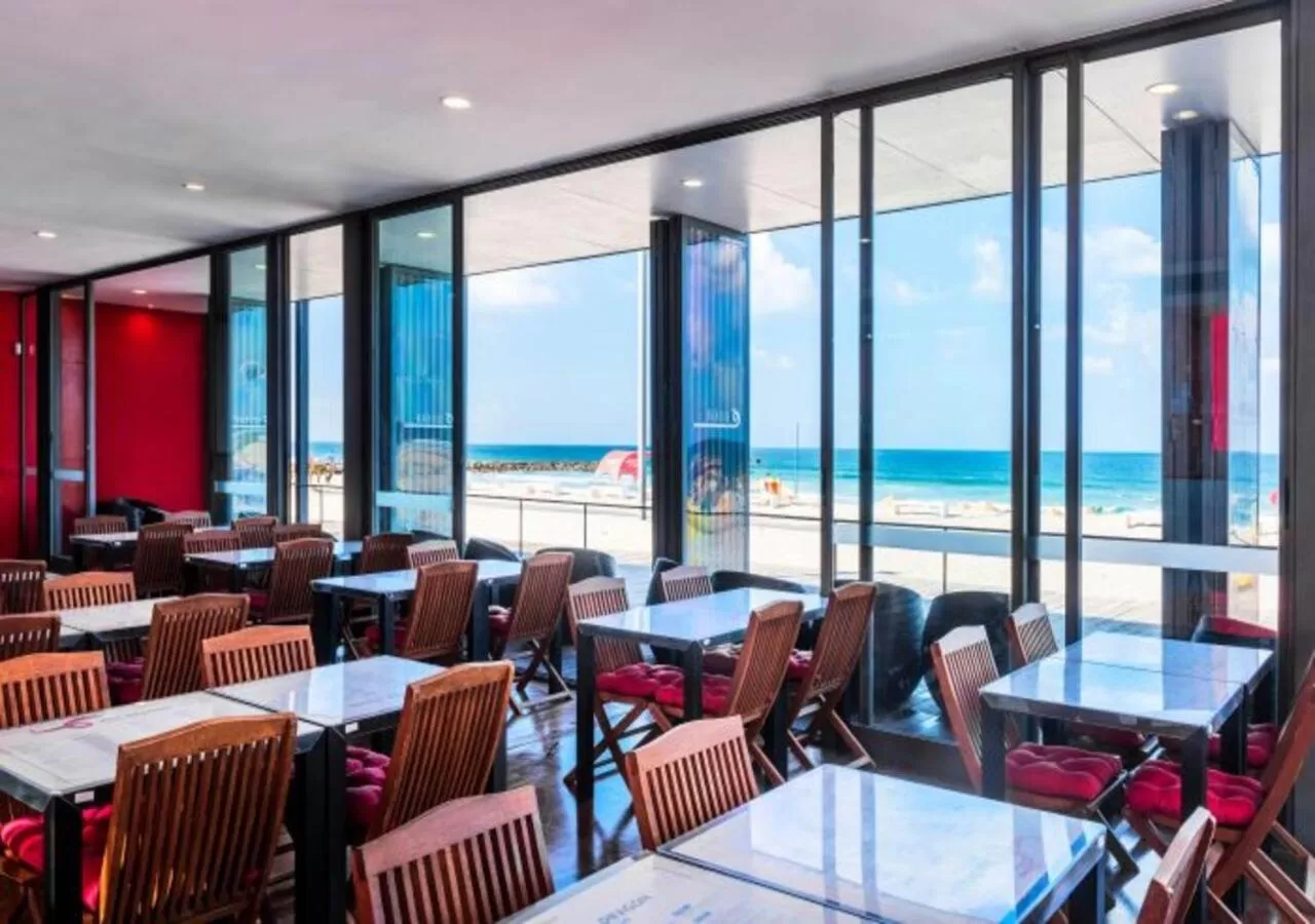 Lounge or bar in TRYP by Wyndham Lisboa Caparica Mar