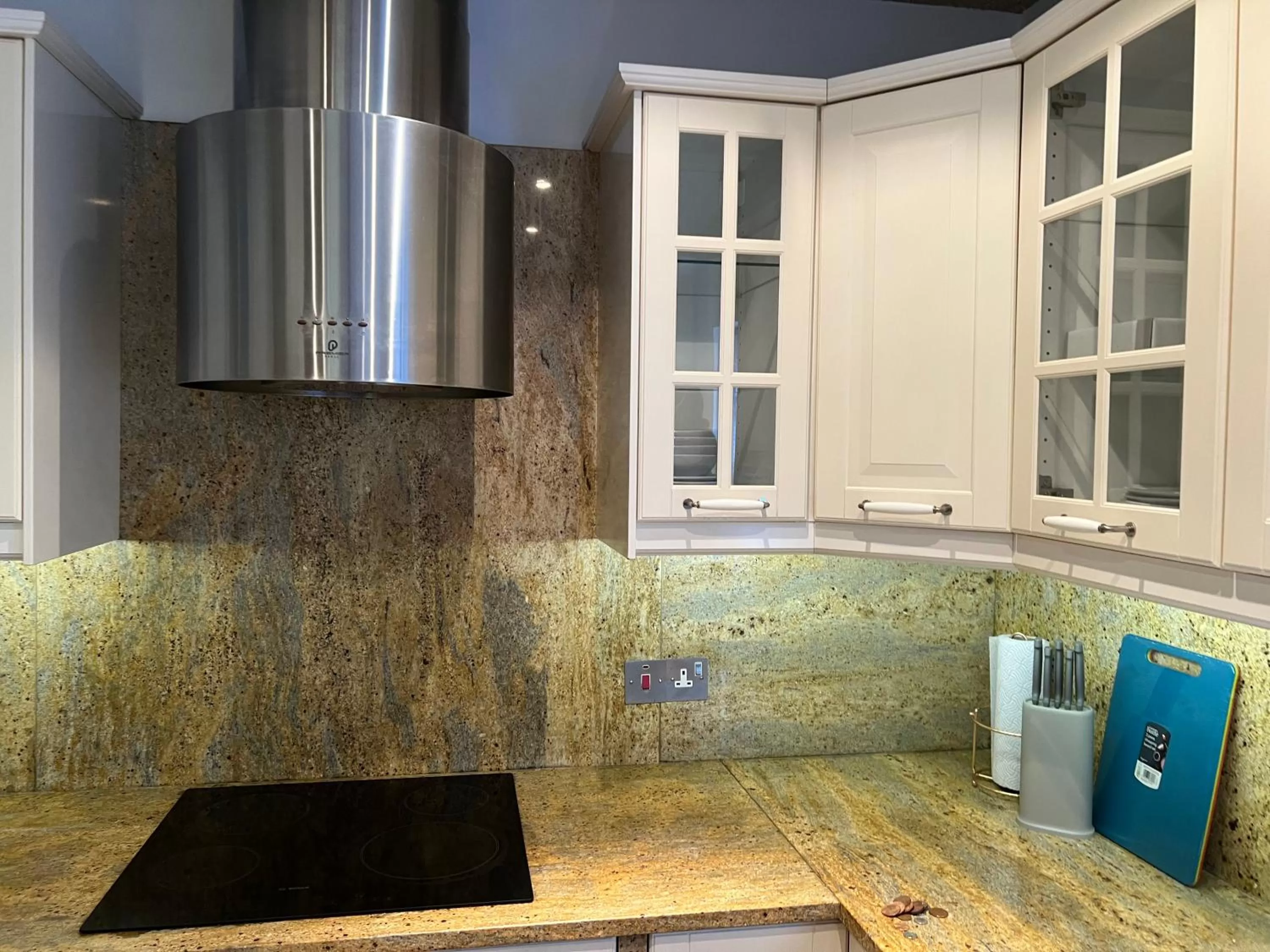 TJ Homes - Luxury Studio Suite with Garden View - Next to tube station London